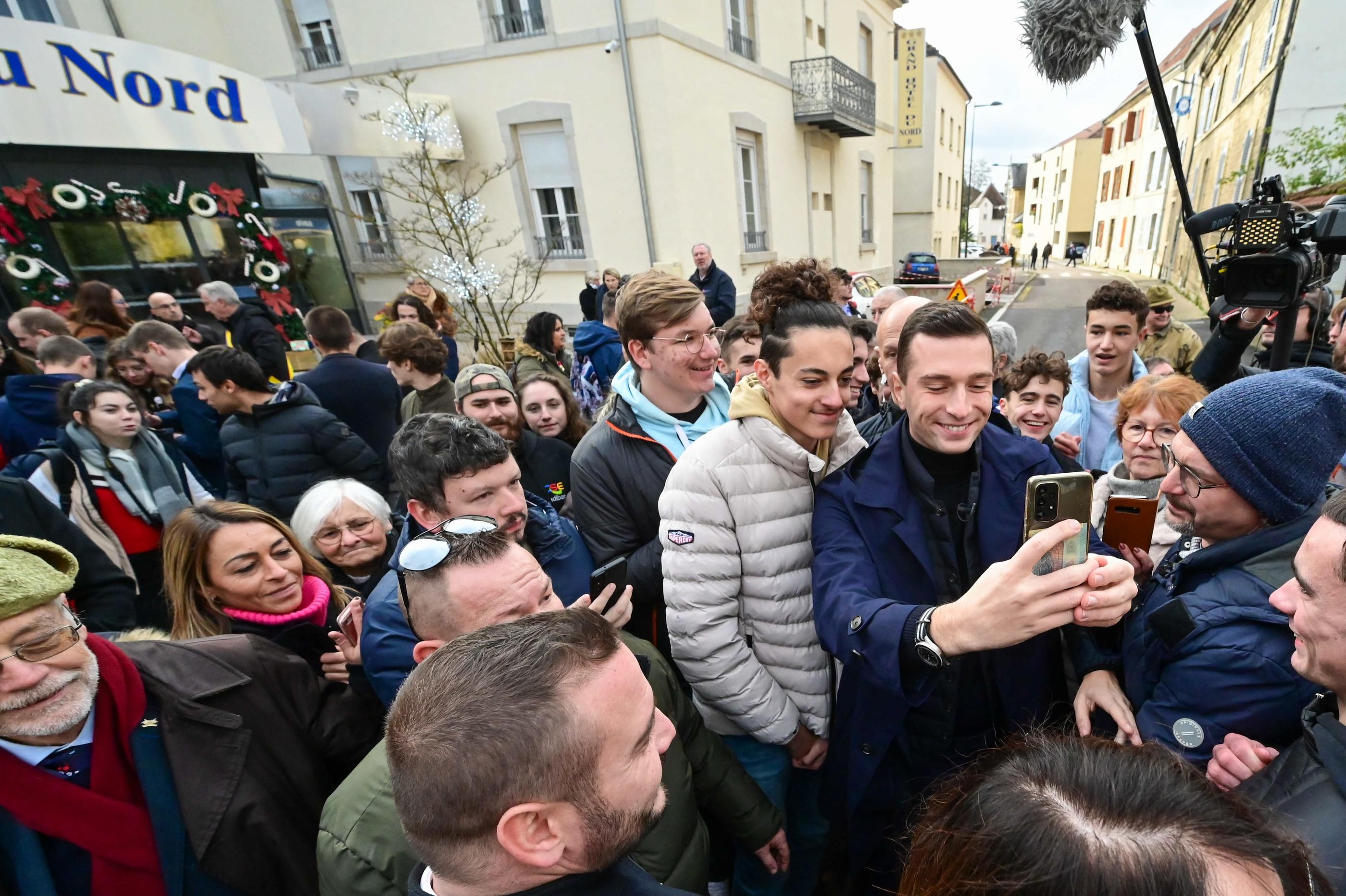 Avec son compte TikTok, le président du RN, Jordan Bardella (ici le 25 novembre à Vesoul, en Haute-Saône), veut conquérir les votes des jeunes. PhotoPQR/L'Est Républicain/Franck Lallemand
