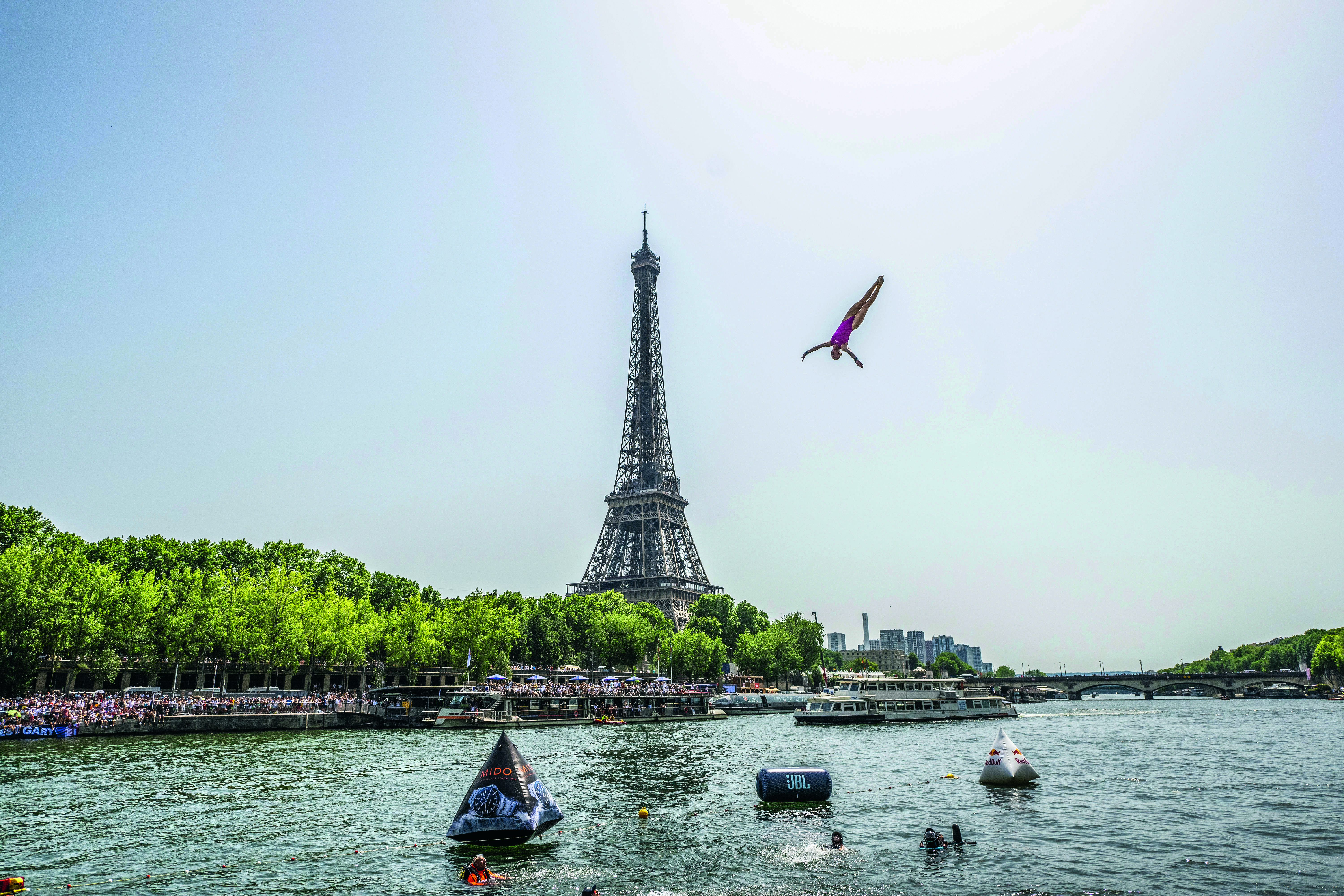 Si la Seine est interdite à la baignade de loisirs depuis 1923, elle sert régulièrement de cadre à des compétitions sportives, à l’image du Red Bull Cliff Diving (ici, en 2022). Et devrait accueillir trois zones surveillées dès 2025. Red Bull Content Pool/Romina Amato