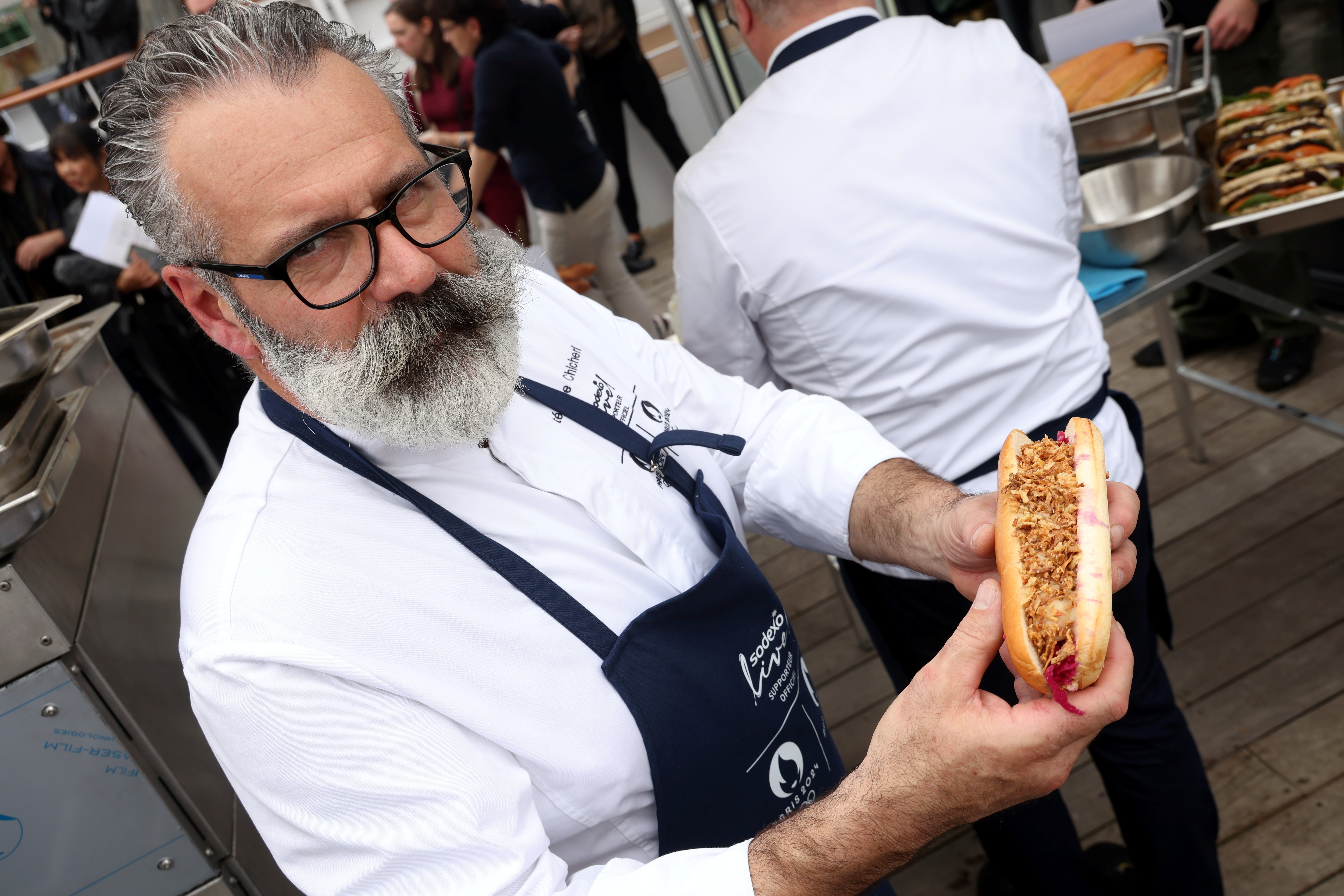 Paris, ce lundi 30 avril. Le hot-dog 100 % veggie, qui sera proposé aux spectateurs des JO sur le site de la Concorde (VIIIe), a été imaginé par le chef Stéphane Chicheri. P/Jean-Baptiste Quentin