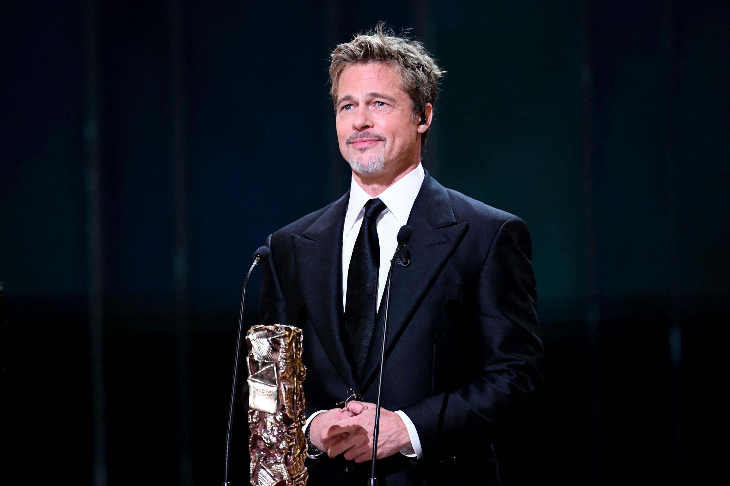 Paris, le 24 février. Brad Pitt est venu remettre le César d’honneur au réalisateur américain David Fincher, avec qui il a tourné « Seven », « Fight Club » et « l’Étrange Histoire de Benjamin Button »AFP/Bertrand Gua