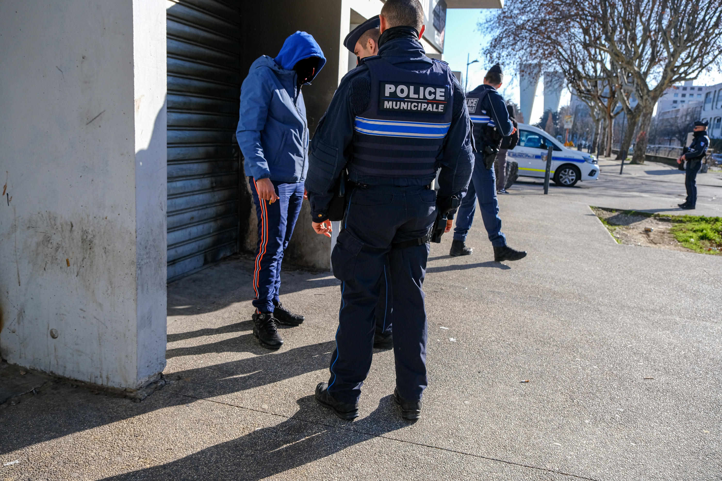 Une opération de sécurisation et de contrôle de la Police municipalen après les récentes violences dans le quartier du Plan, à Valence. Hans Lucas/Nicolas Guyonnet
