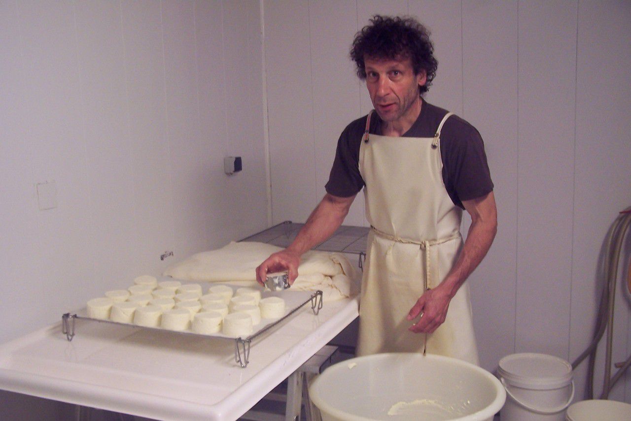 <b></b> Héricourt-sur-Thérain. Jean-Marie Beaudoin prépare le Bray picard, un fromage ancestral, remis en fabrication en septembre 1993.