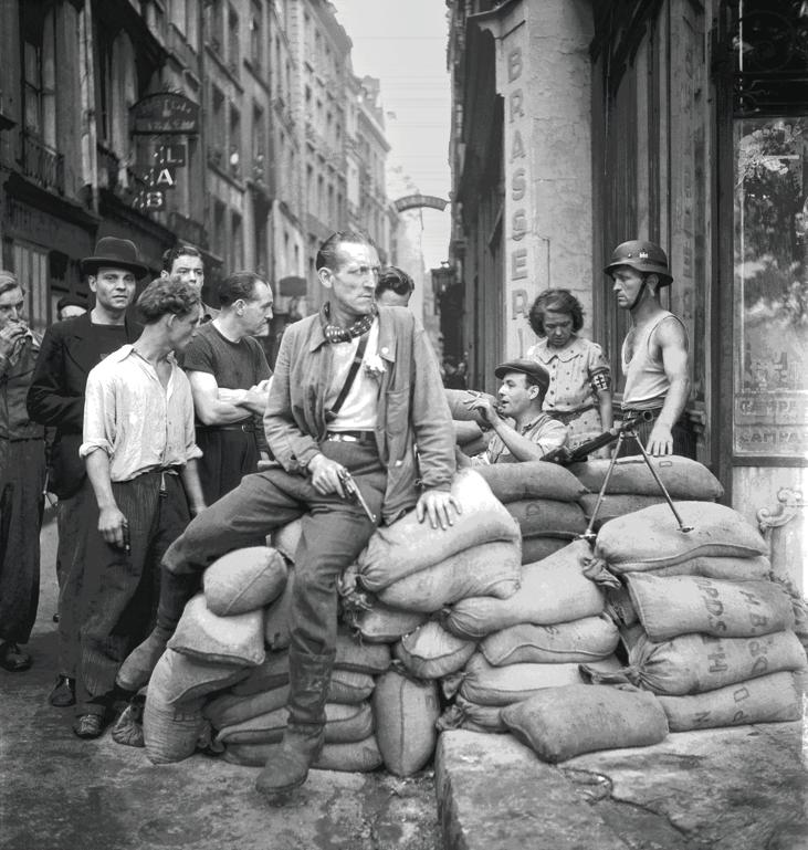 Les «défenseurs du Fortin de la Huchette», dans le Ve arrondissement, à l'angle de la rue de La Huchette et de la place du Petit-Pont, en août 1944. René Zuber/AKG-Images