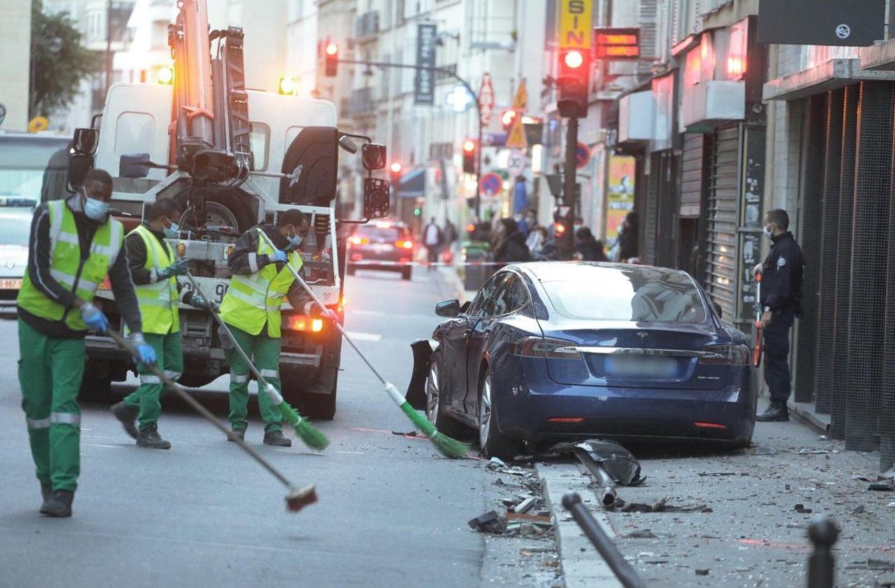 l accident de voiture qui a fait deux blesses a paris relance le debat sur la conduite des seniors le parisien