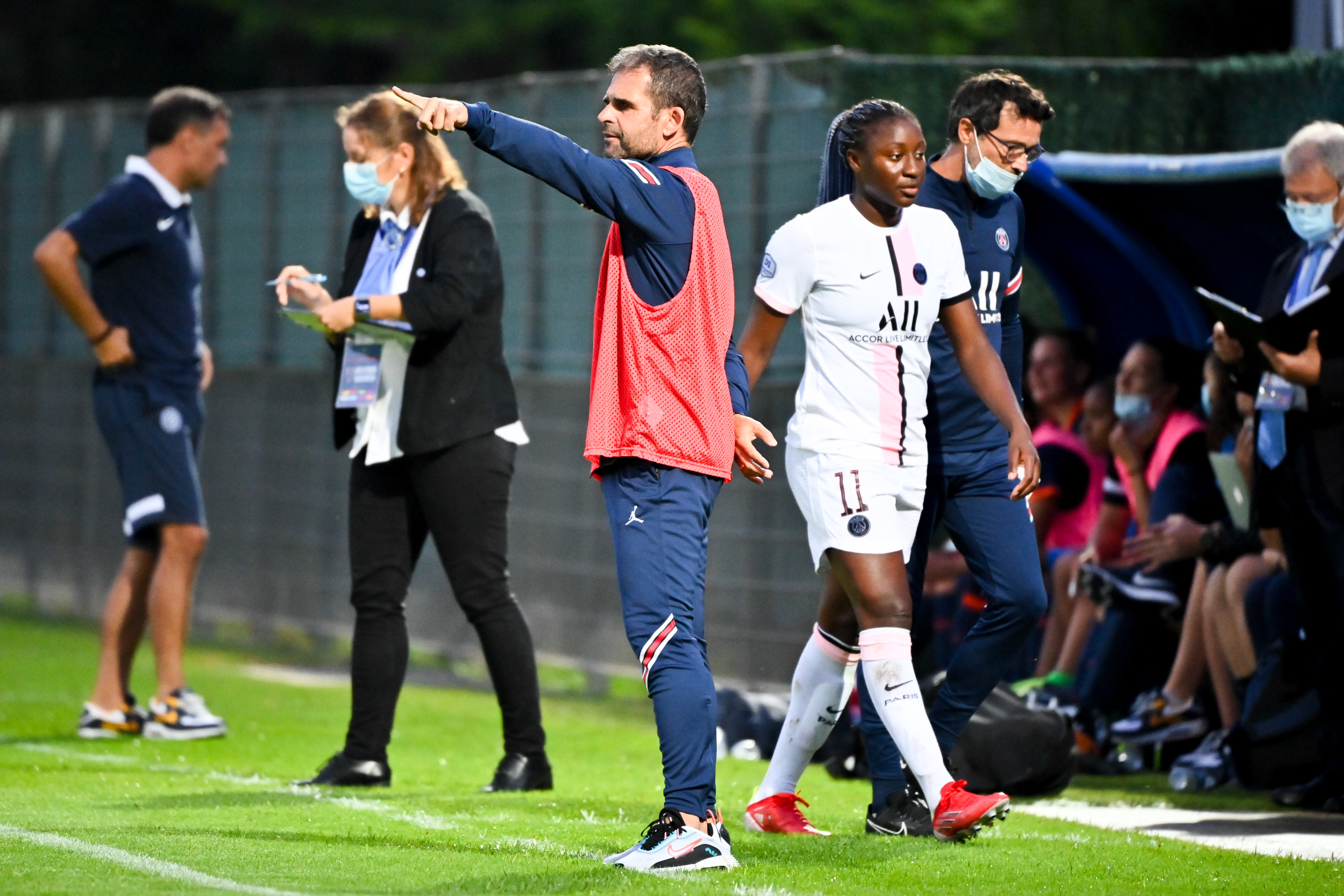 Didier Ollé-Nicolle en septembre 2021, lorsqu'il dirigeait le PSG féminin où Kadidiatou Diani (n°11 sur la photo) était attaquante. Icon Sport/Alexandre Dimou