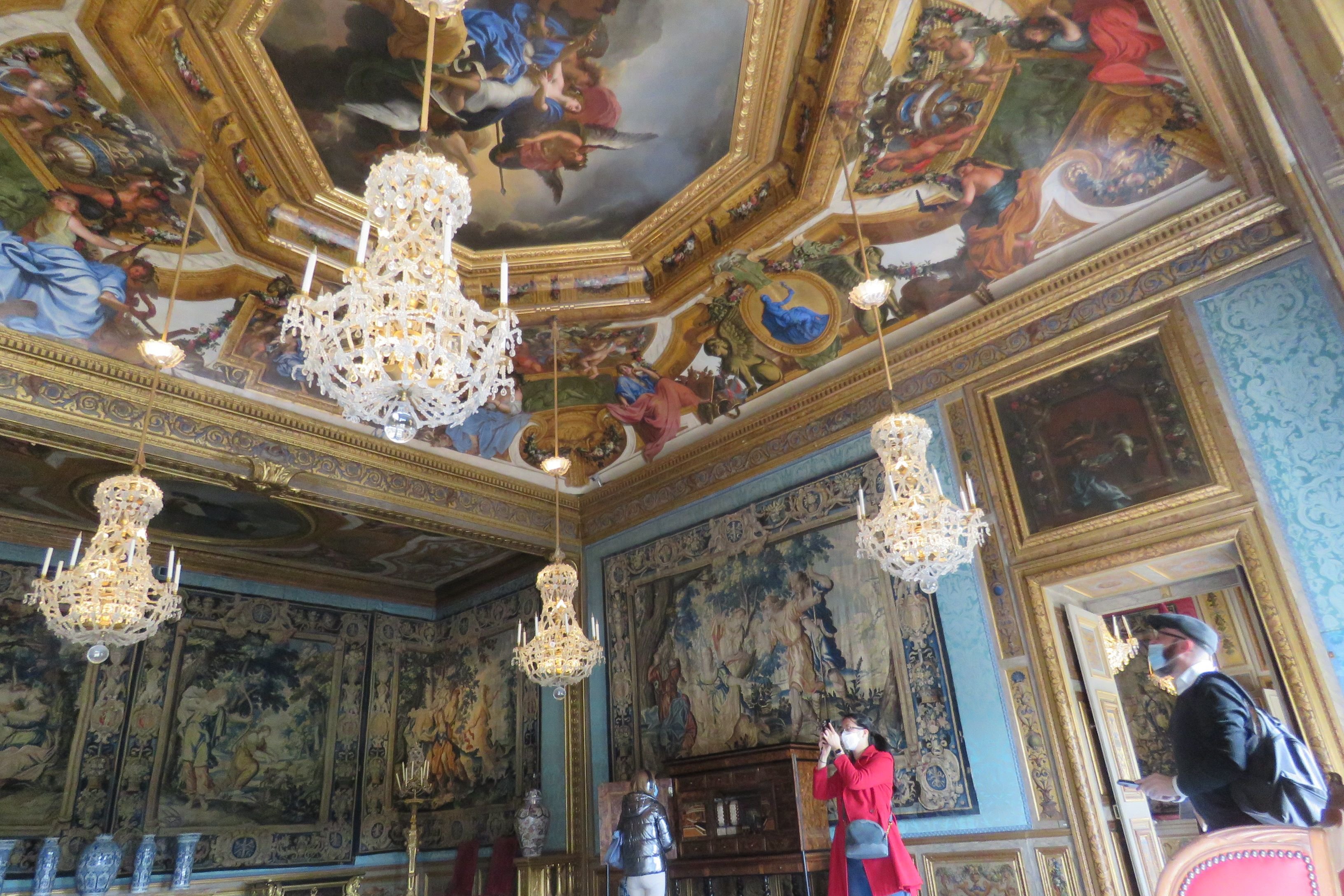 Maincy 22 mai 2021

Les visiteurs apprécient de ne pas subir la foule pour découvrir ici la Chambre des Muses et son plafond peint par Le Brun, restauré en 2017.