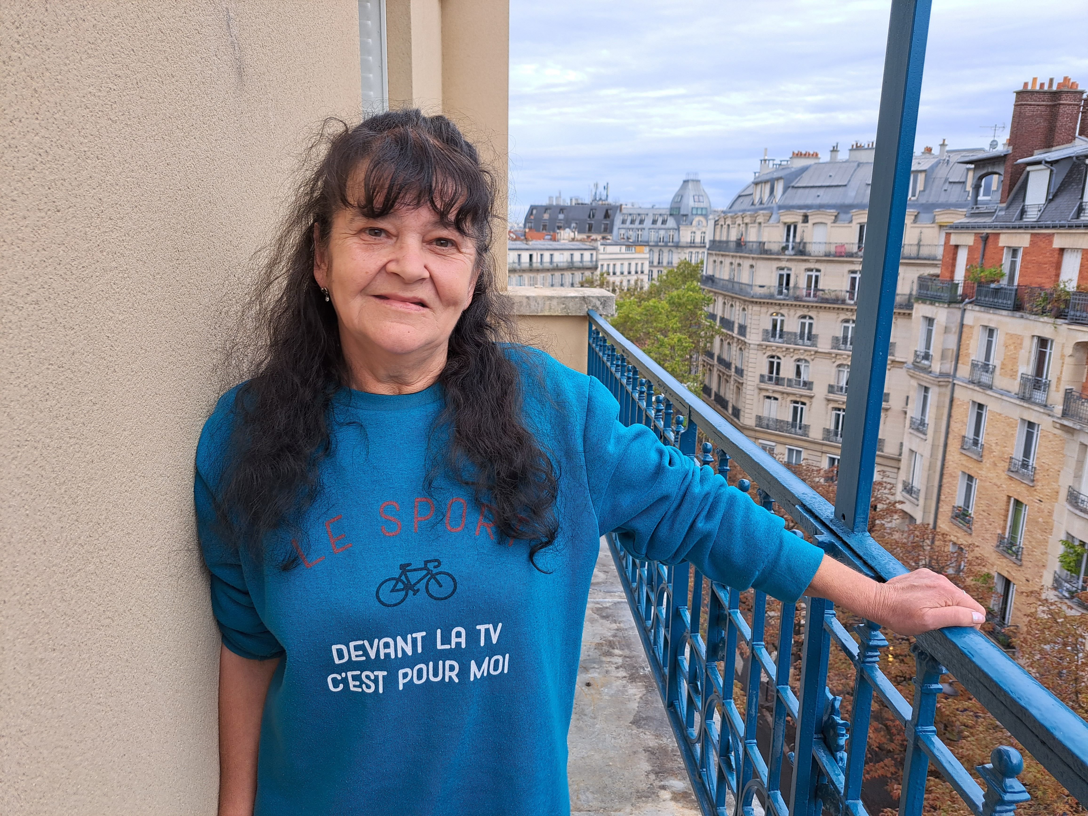 Paris (XIIe), jeudi 19 octobre. Valérie, 57 ans, vient d'emménager dans un studio avec balcon rue de Prague, après trois ans passés à la rue. Grâce à son APL, elle ne paye que 55 euros de loyer. LP/Philippe Baverel