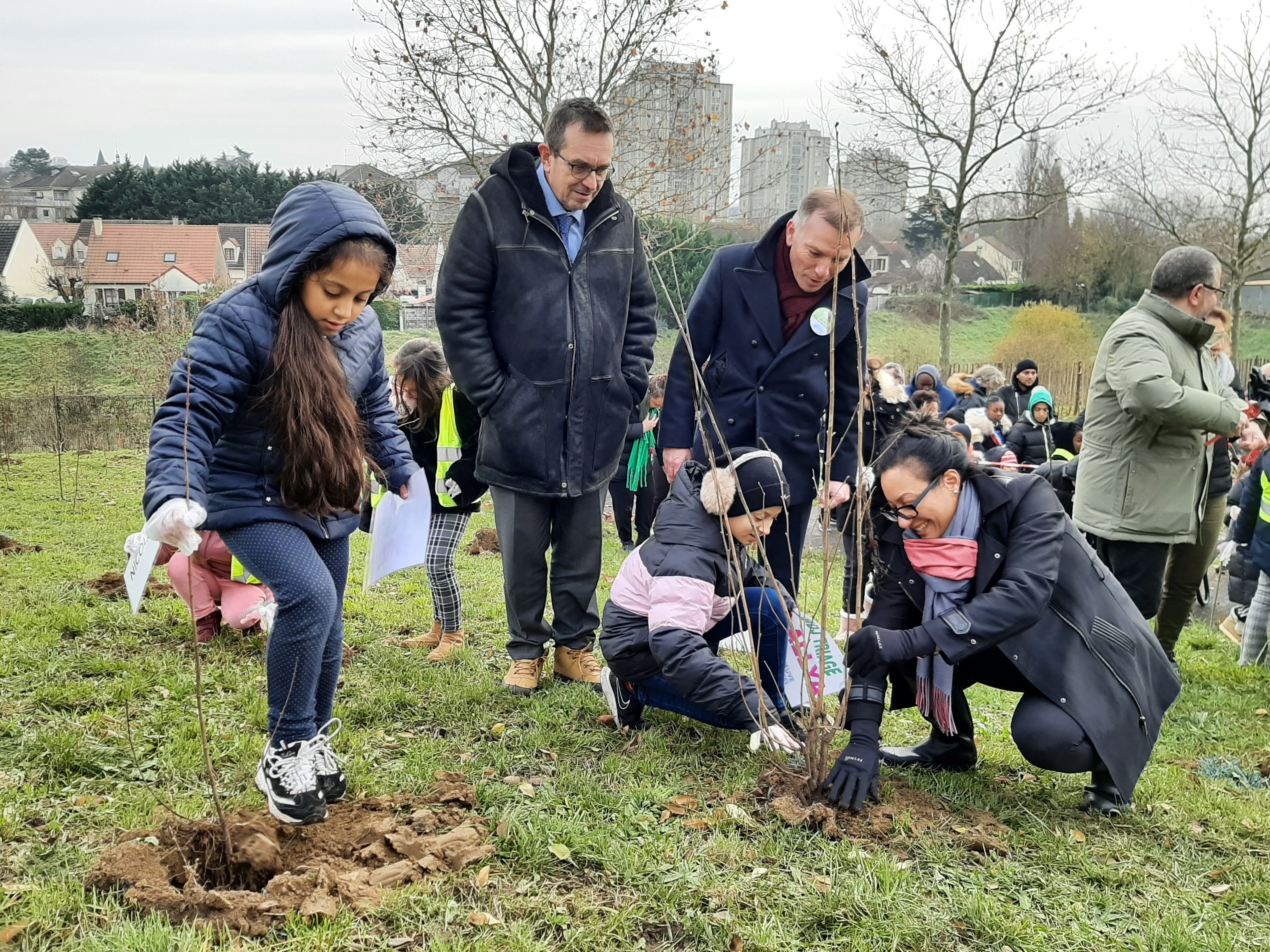 Valenton, mercredi 14 décembre 2022. Enfants et élus se sont mêlés aux jardiniers du département pour participer à la plantation de 2022 arbres dans le parc de la Saussaie-Pidoux. LP/M.L.