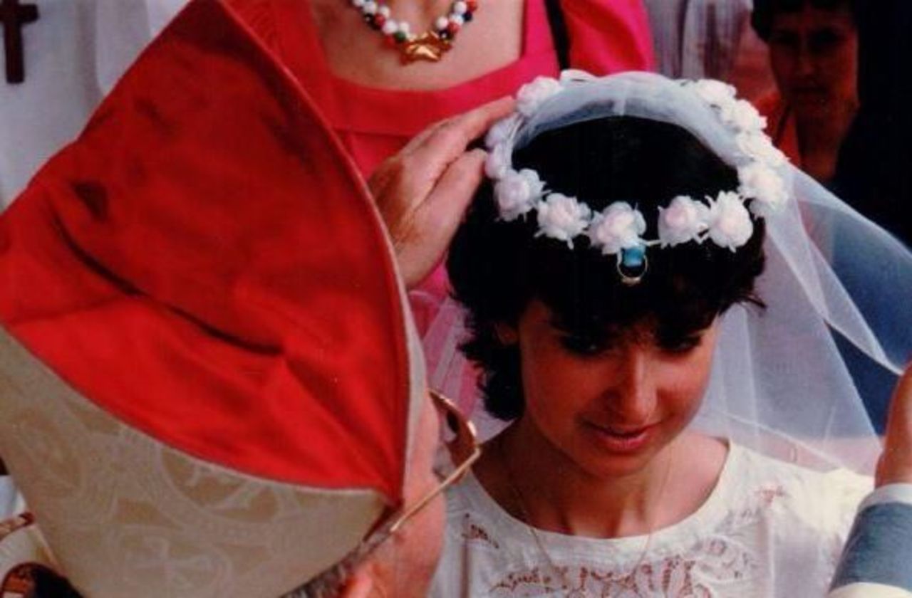 <b></b> Véronique Thuillier, dernière Rosière de la commune, lors de son couronnement en 1987. 