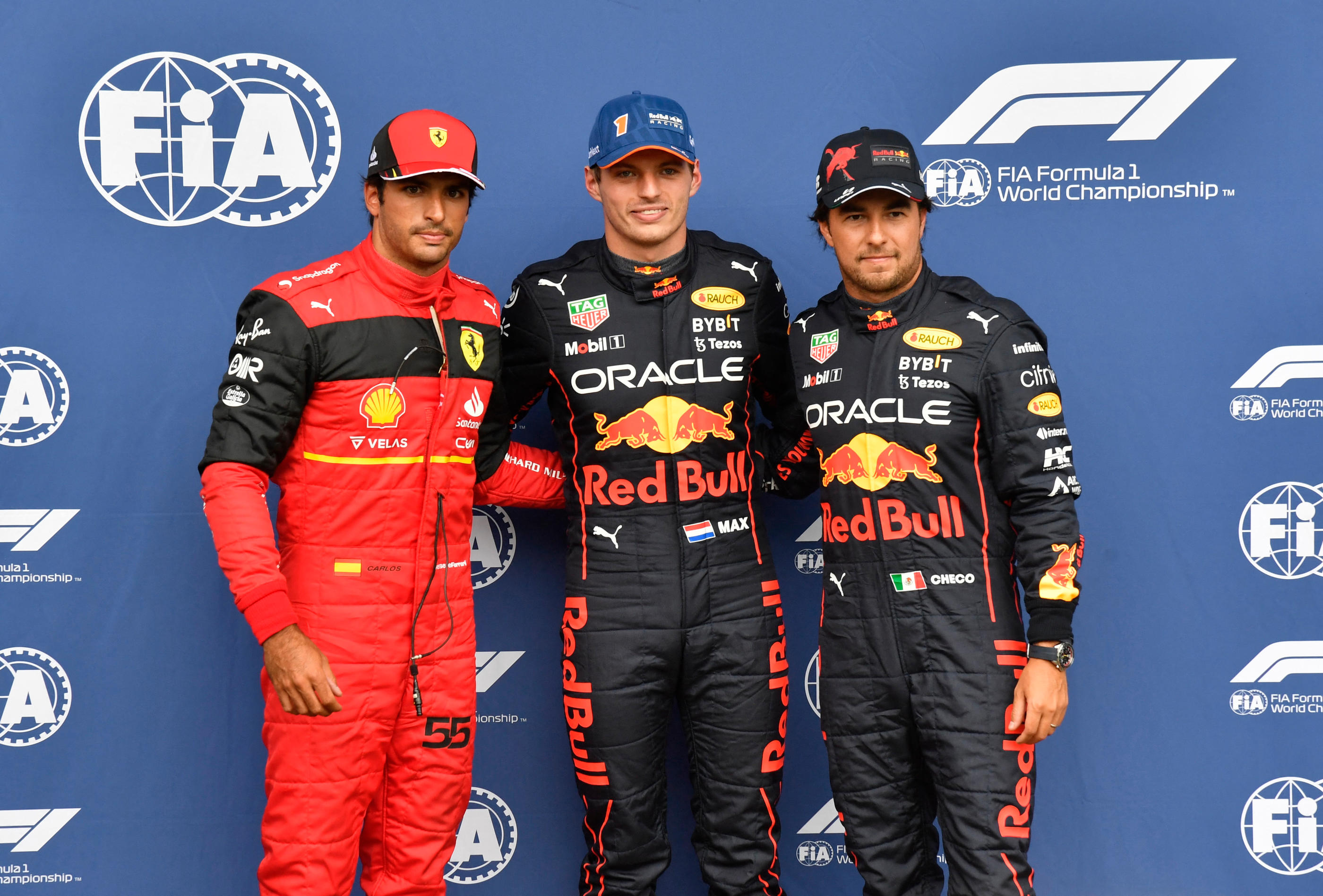 Carlos Sainz décroche la pole position après que Max Verstappen ait dépassé les quotas pour les changements de pièces mécaniques. REUTERS/Geert Vanden Wijngaert