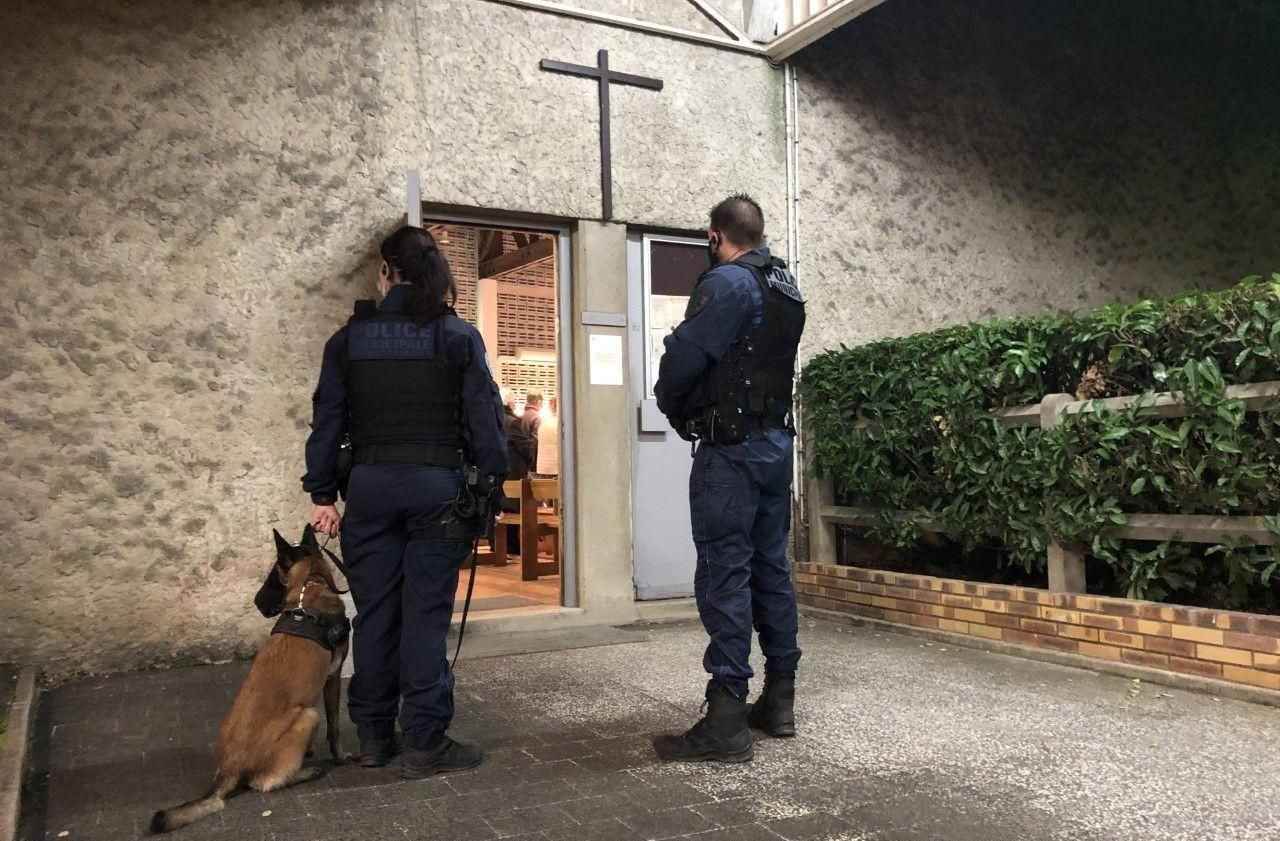 <b></b> Yerres (Essonne), le 31 octobre 2020. Cinq policiers municipaux ont sécurisé la célébration de la Toussaint, devant l’entrée et aux abords de l’église.