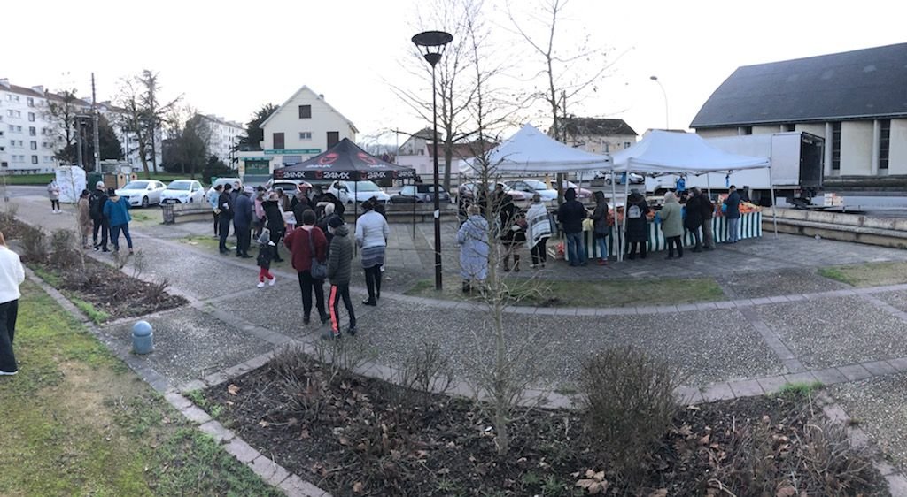 Chaque dimanche, une centaine de personnes se pressent sous les barnums du marché "solidaire" de Châlons-en-Champagne (Marne) : fruits et légumes y sont vendus à prix coûtant. DR