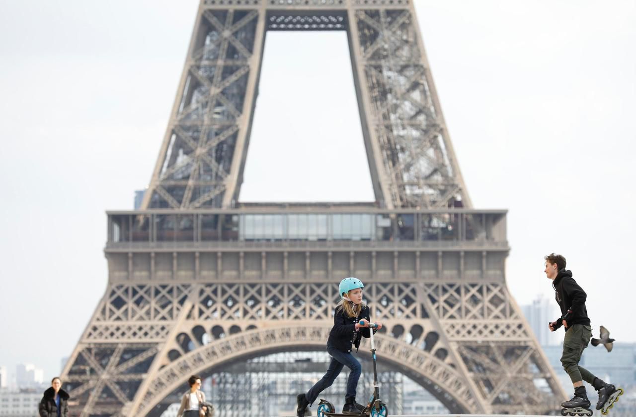 Les écoliers parisiens vont bénéficier de billets gratuits pour voisiter la tour Eiffel. LP/Olivier Corsan