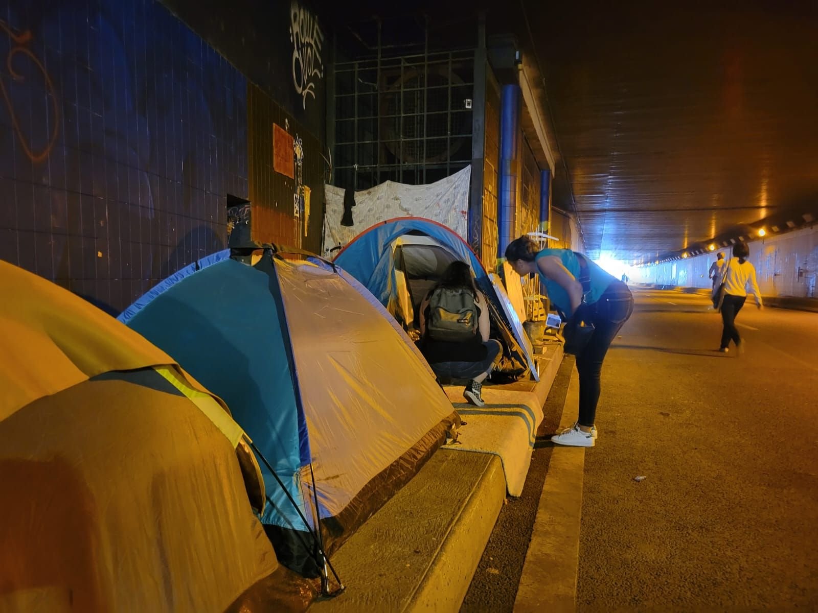 Paris, jeudi 27 juin. Depuis plusieurs mois, des travailleurs sociaux incitent les sans-abri installés dans les périmètres olympiques de rejoindre l'une des 274 places d'hébergement débloquées par la préfecture. Une mission parfois délicate. LP/J.L.