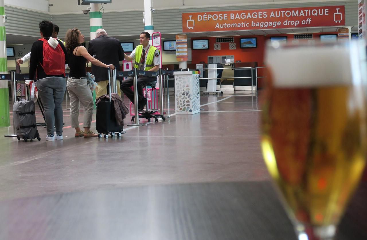 Les hôtesses de l'air et stewards sont de plus en plus confrontés à des passagers ivres au moment de l'embarquement (Illustration). LP/Vincent Gautronneau