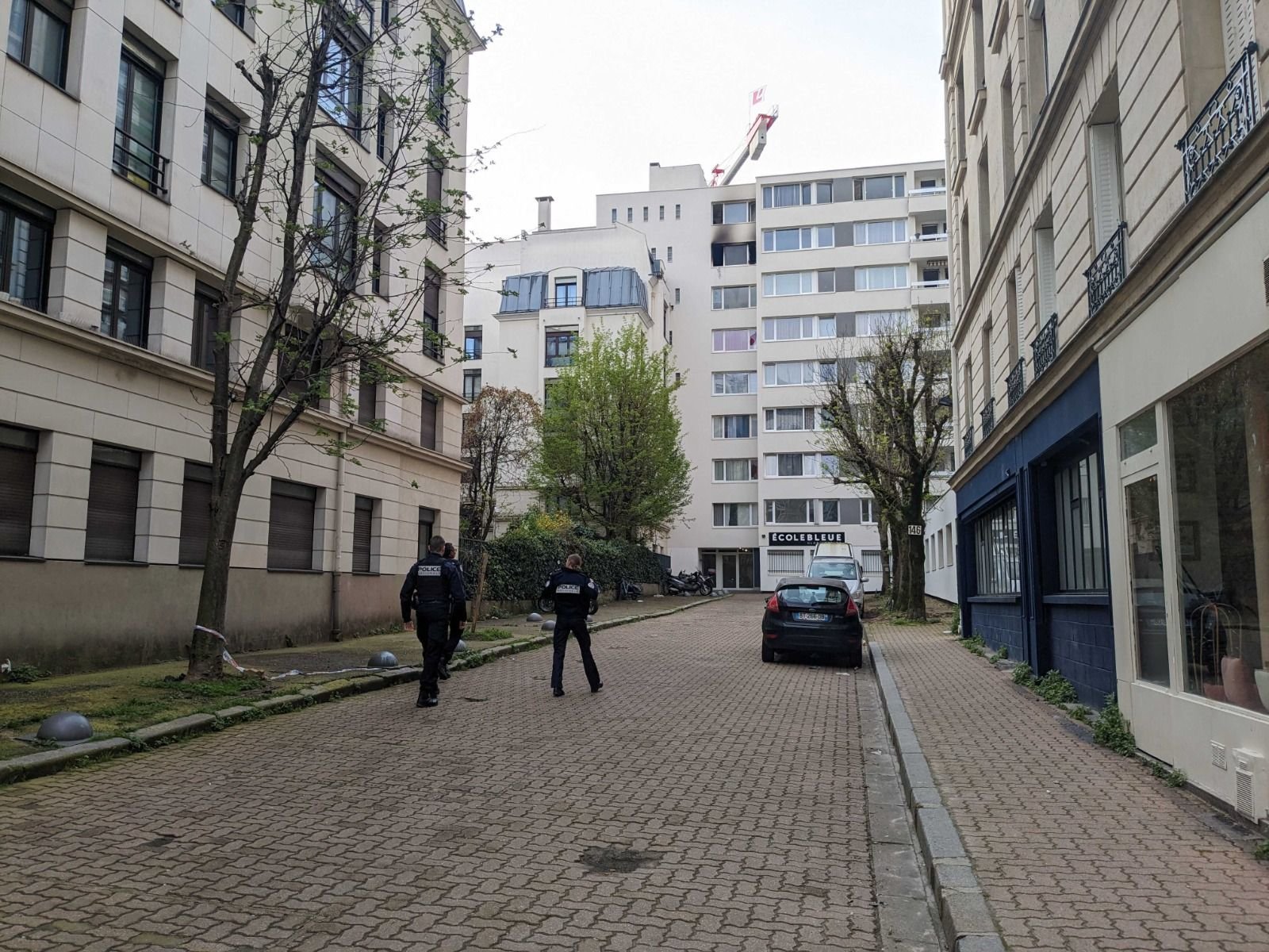 146 rue de Charonne à Paris (XIe), lundi 8 avril. Seule la façade noircie du 7e étage rappelle le drame survenu dimanche soir, dans lequel trois personnes ont péri. LP/Aubin Laratte