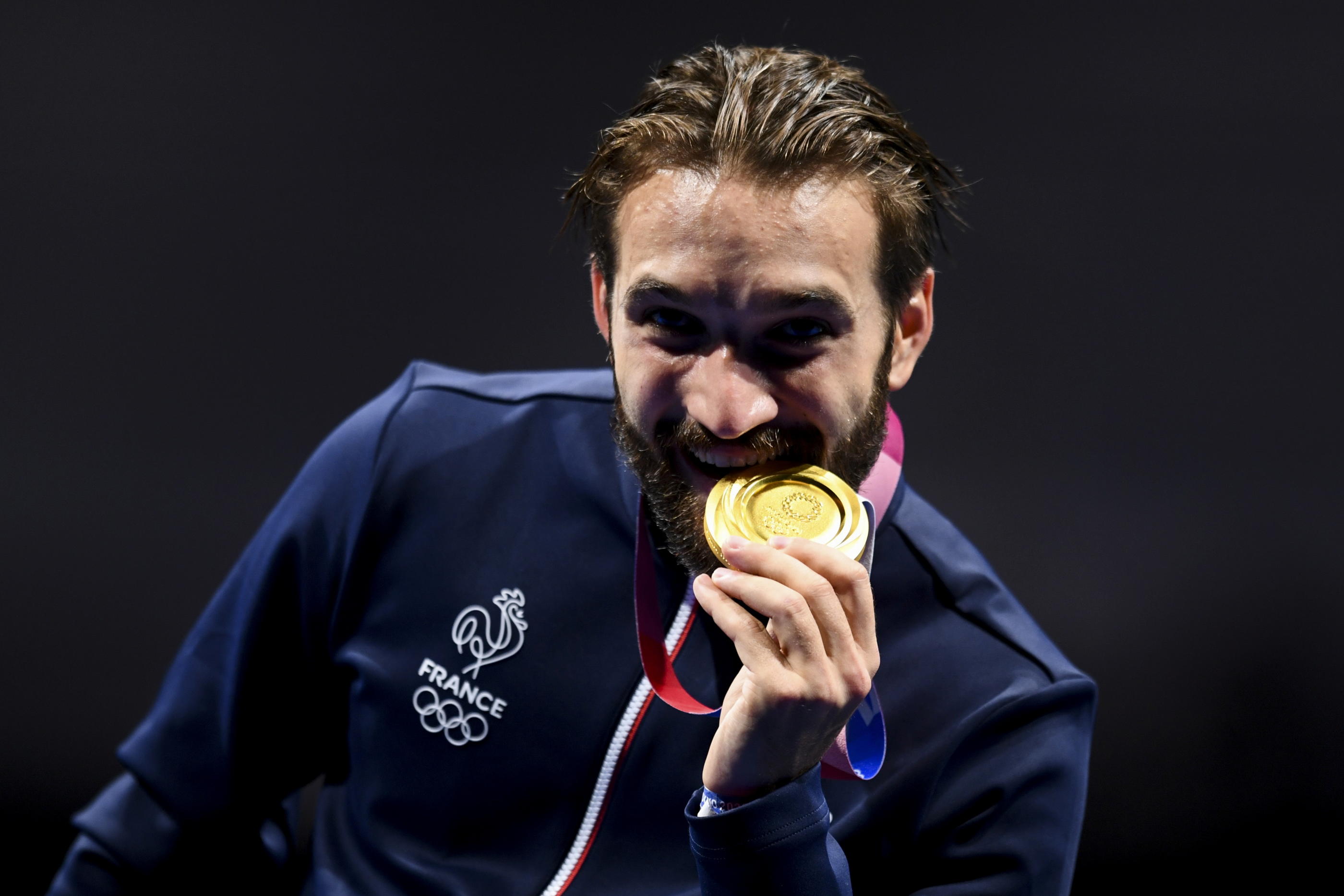 Romain Cannone savoure sa médaille d'or, la première française de ces JO. REUTERS/Annegret Hilse
