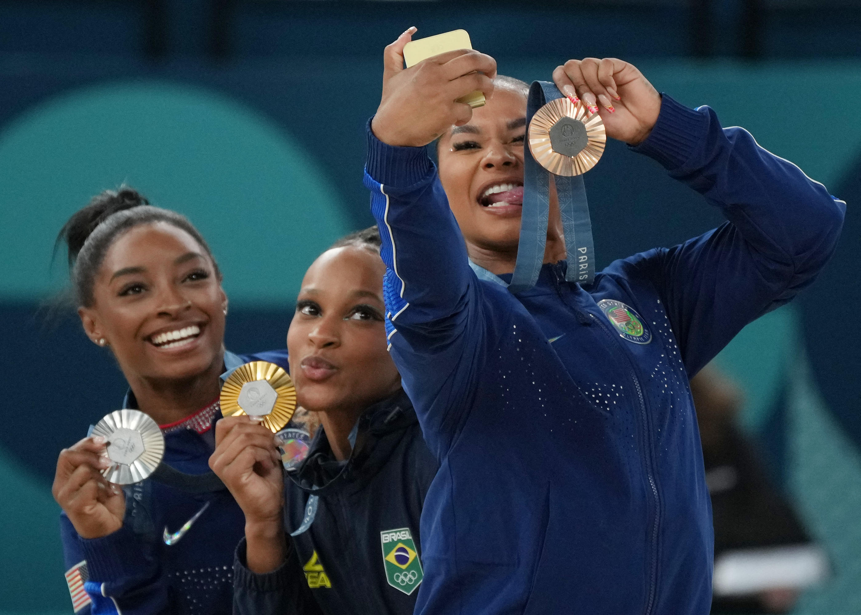 Jordan Chiles (ici au premier plan, avec Simone Biles et Rebeca Andrade) a été sommée de rendre sa médaille de bronze des Jeux de Paris, obtenue lors de la finale du sol, au profit de la gymnaste roumaine Ana Barbosu. Abaca/Icon Sport