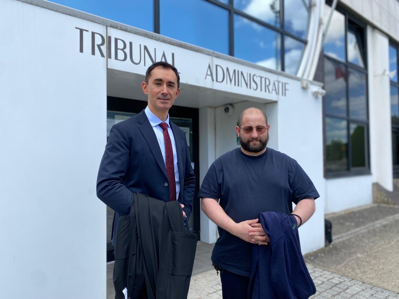 Cergy-Pontoise (Val-d'Oise), jeudi 4 juillet 2024. Alexis Ratton, ici avec son avocat Me Jean-Christophe Ménard, a saisi le tribunal administratif pour être indemnisé par le conseil départemental des Hauts-de-Seine. Il y travaillait au service serrurerie et a subi violences et harcèlement pendant huit ans. LP/M.D.