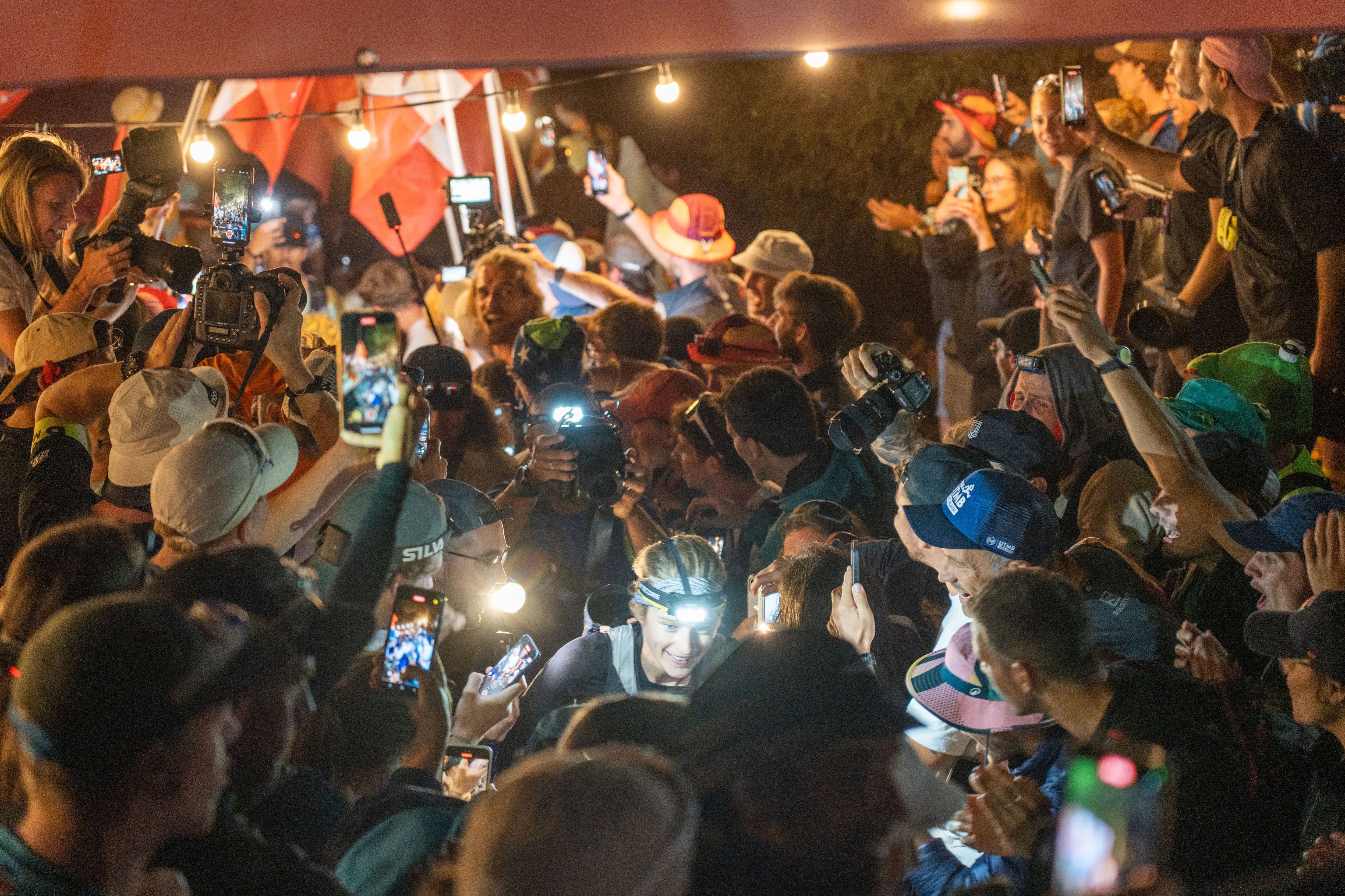 De nombreux supporters se retrouvent chaque année au milieu de la montagne, à Notre-Dame de la Gorge (Haute-Savoie), pour célébrer le passage des coureurs du plus grand ultra-trail du monde. LP/Thomas Pueyo