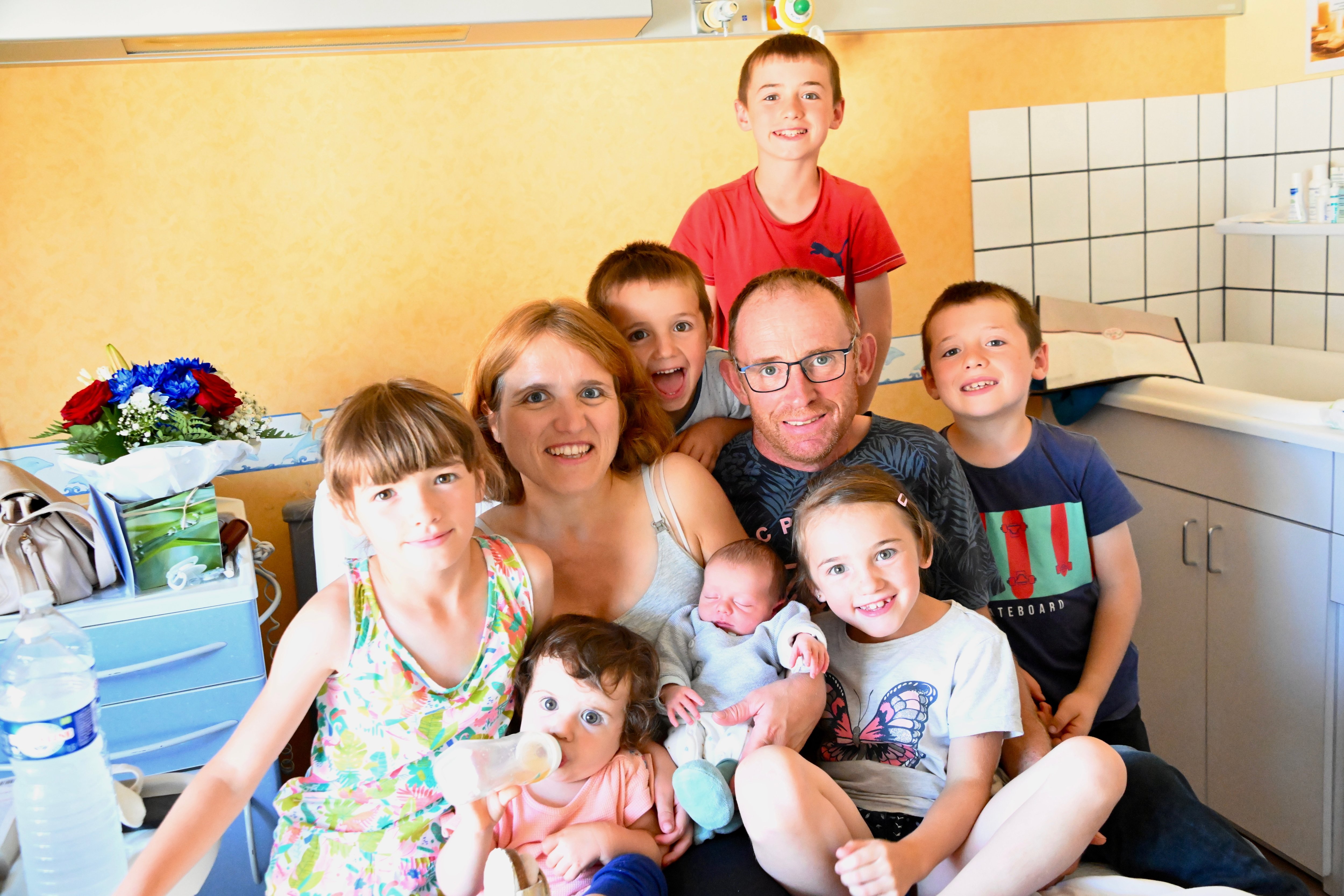 Delphine et Lionel, ce vendredi à la maternité du Creusot (Saône-et-Loire), entourés de leurs sept enfants, dont le petit Hadrien, né la veille. LP/Alain Bollery