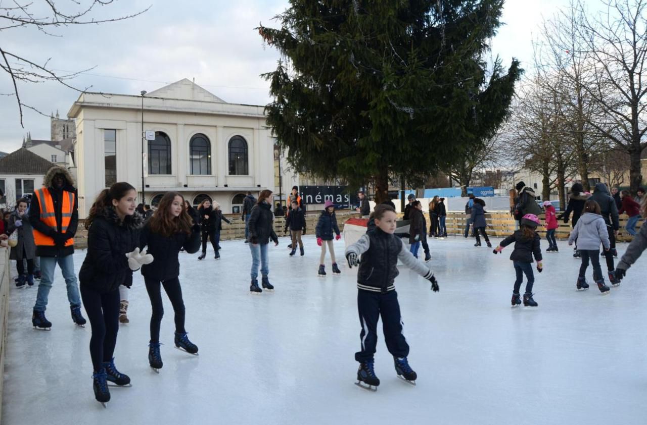 <b></b> La patinoire de Noël restera ouverte sur la place Henri IV jusqu’au dimanche 5 janvier inclus, dernier jour des vacances scolaires.