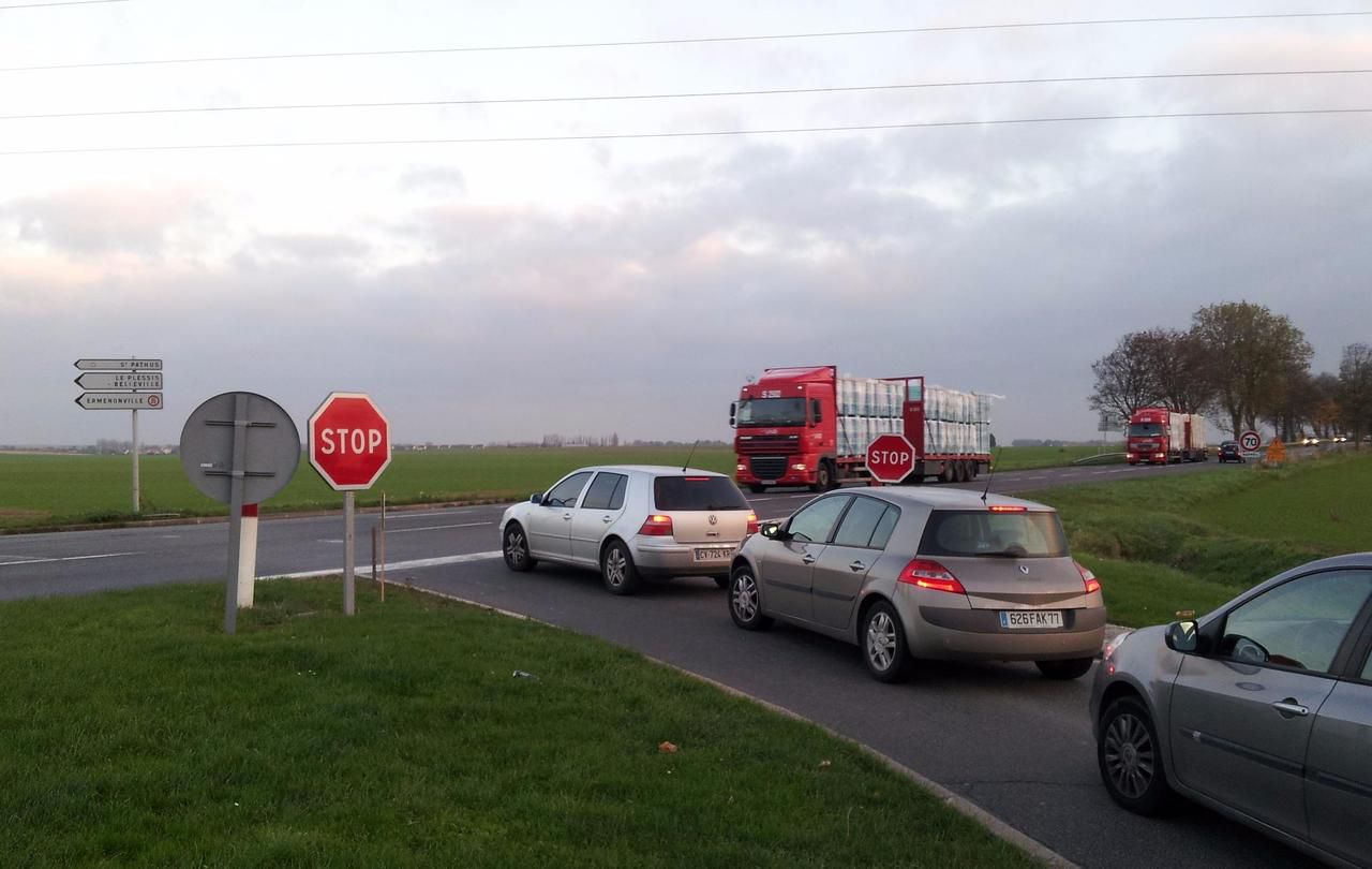 <b></b> Saint-Pathus, novembre 2013. De nombreux poids lourds empruntent la N330 et son carrefour avec la D9E1. « Au moins un accident matériel s’y produit chaque semaine », assure le maire de Saint-Pathus. 