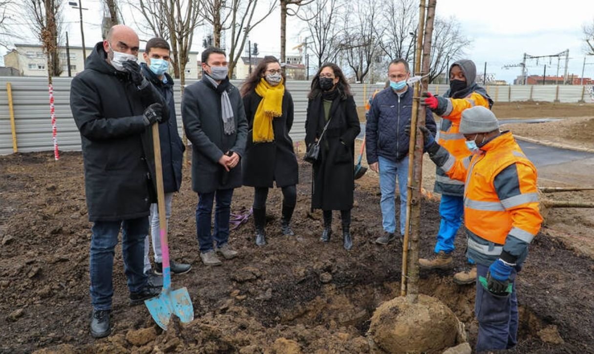 Ivry-sur-Seine, le 12 mars 2021. Le maire, Philippe Bouyssou (à gauche), est venu aider à planter le premier arbre de la future pépinière du quartier Gagarine-Truillot. /Mairie d'Ivry/David Merle