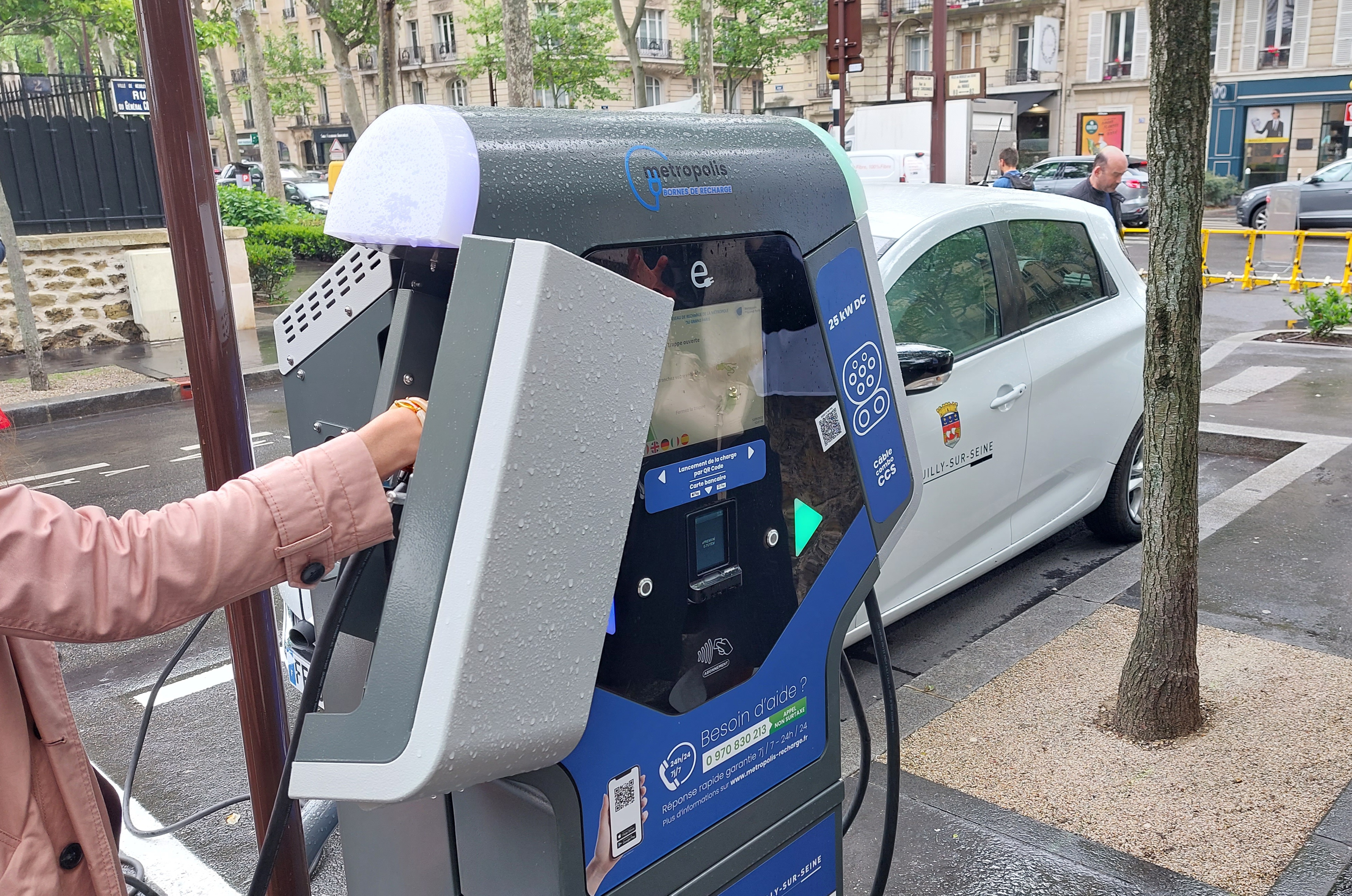 Neuilly-sur-Seine (Hauts-de-Seine). À terme, 22 stations de recharge de véhicules électriques, soit 58 bornes, seront accessibles  en surface, en plus des bornes situées dans les parkings souterrains de la ville. LP/Anne-Sophie Damecour