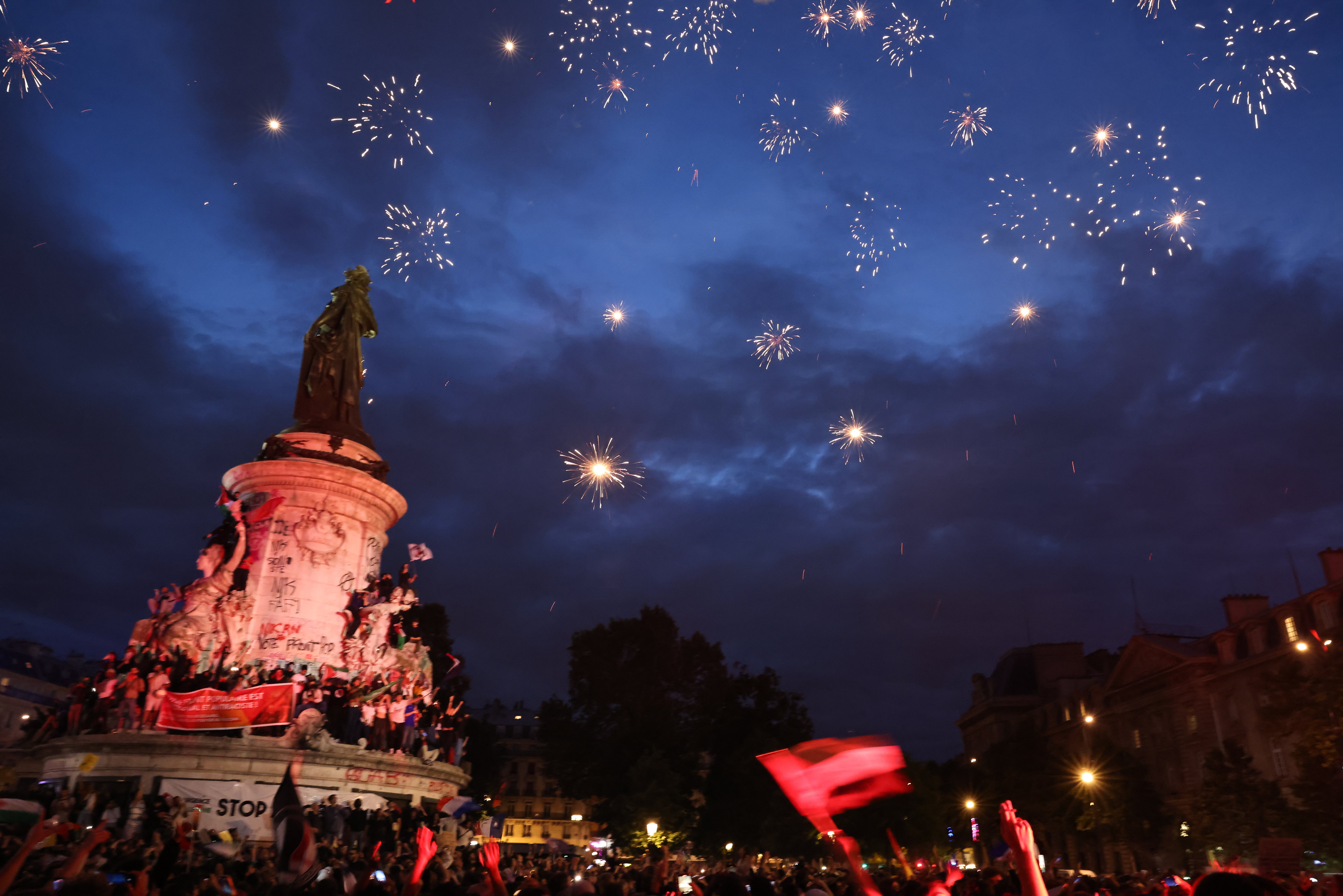 Les Parisiens se sont réunis à Paris, place de la République, pour fêter la victoire de la gauche aux législatives. Une victoire au niveau national, mais aussi dans la capitale.  LP/Fred Dugit