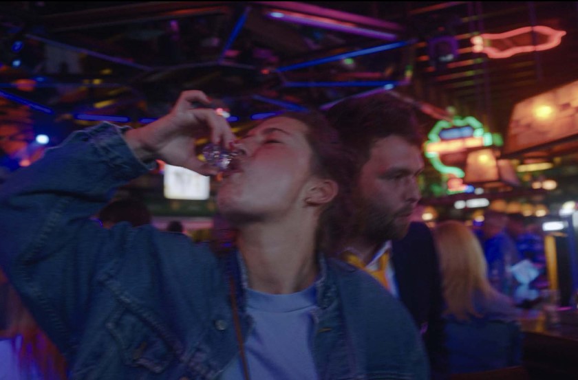 Arthur Egloff et Adèle Exarchopoulos dans une scène de fête alcoolisée du film « Rien à foutre ». Condor distribution