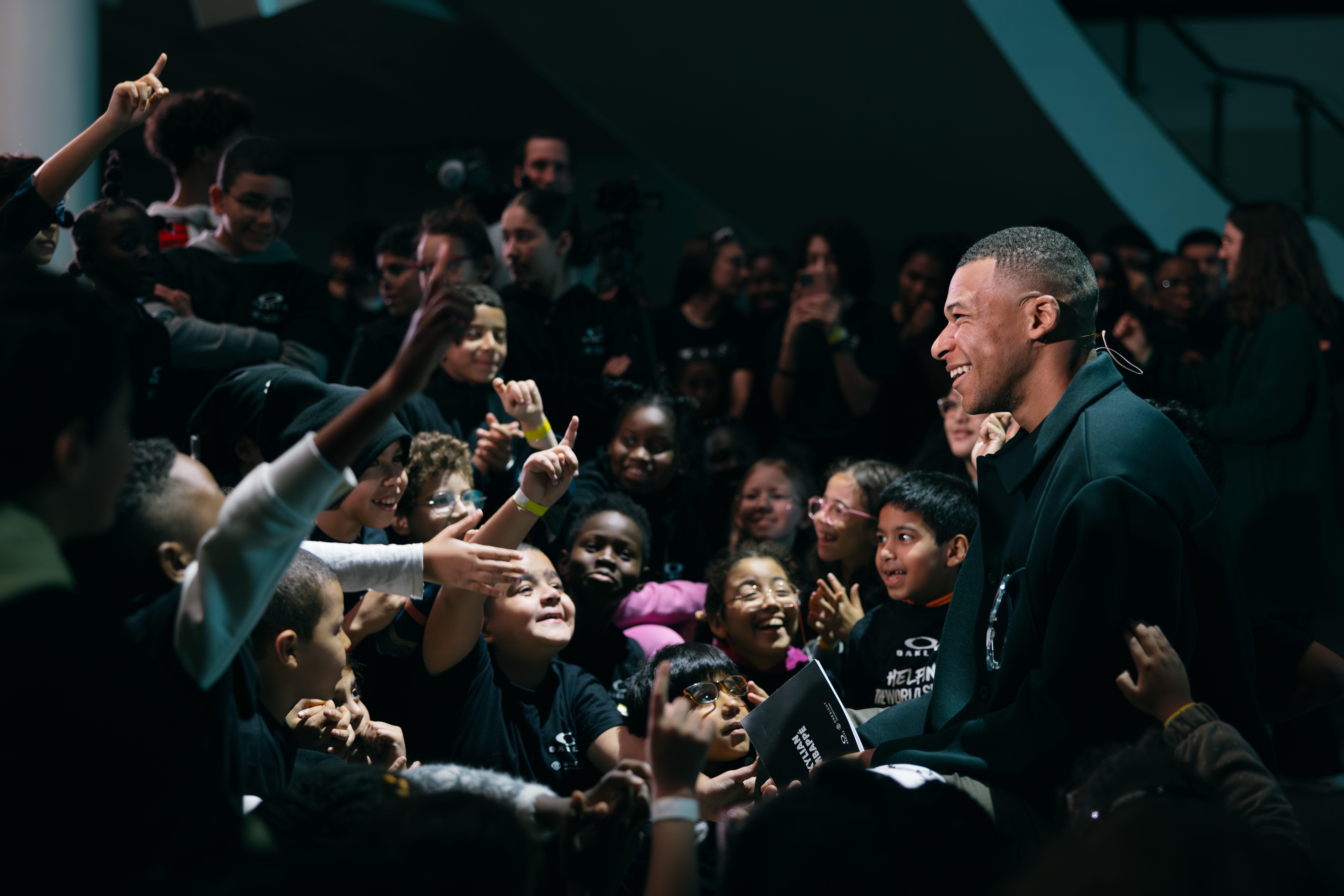 Kylian Mbappé a répondu aux questions de dizaines d'enfants, mardi à Port-Marly (Yvelines). Oakley.