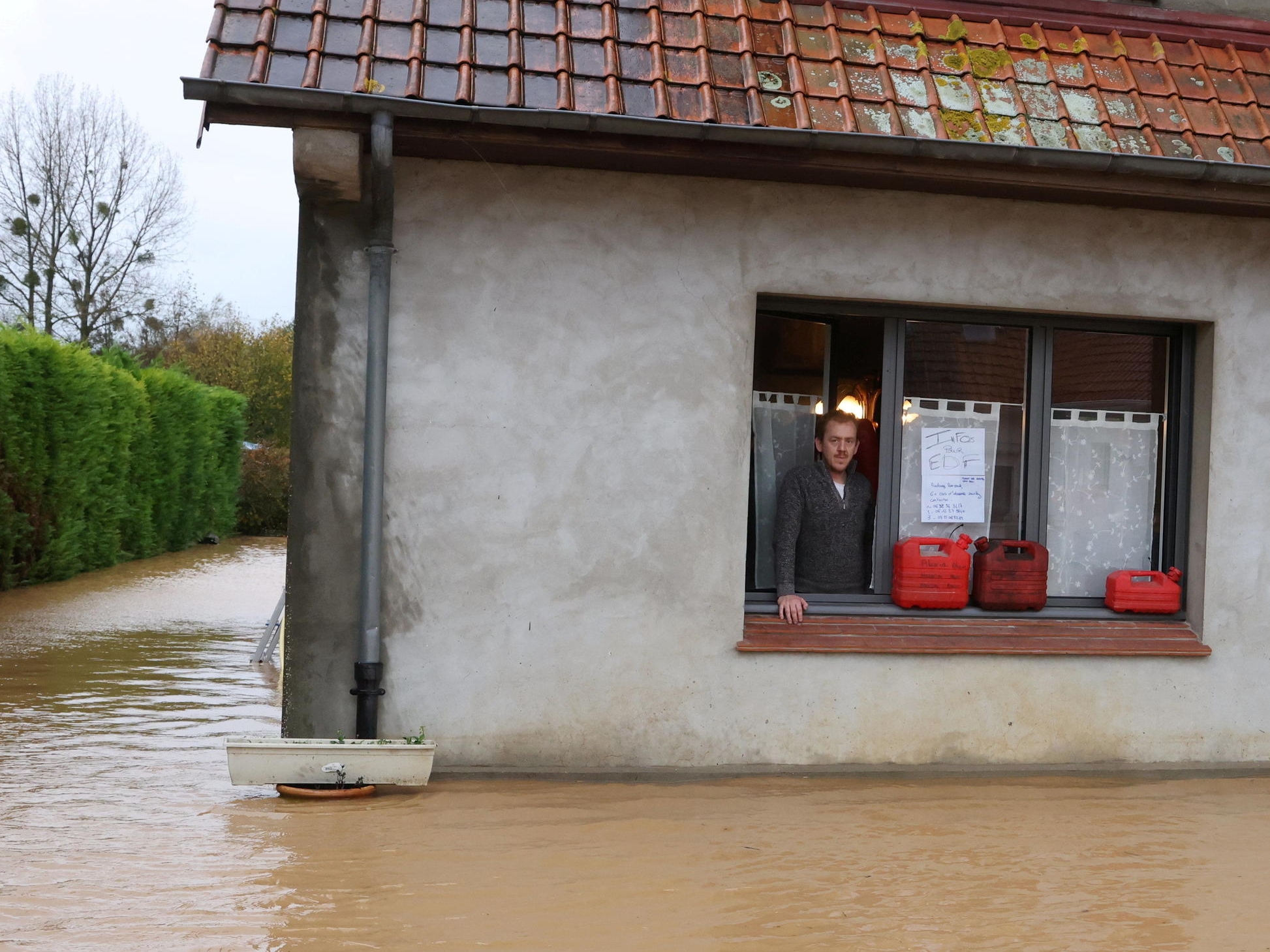 Un habitant de Bréxent-Énocq (Pas-de-Calais) piégé dans sa maison à cause des inondations en novembre 2023. LP/Jean-Baptiste Quentin