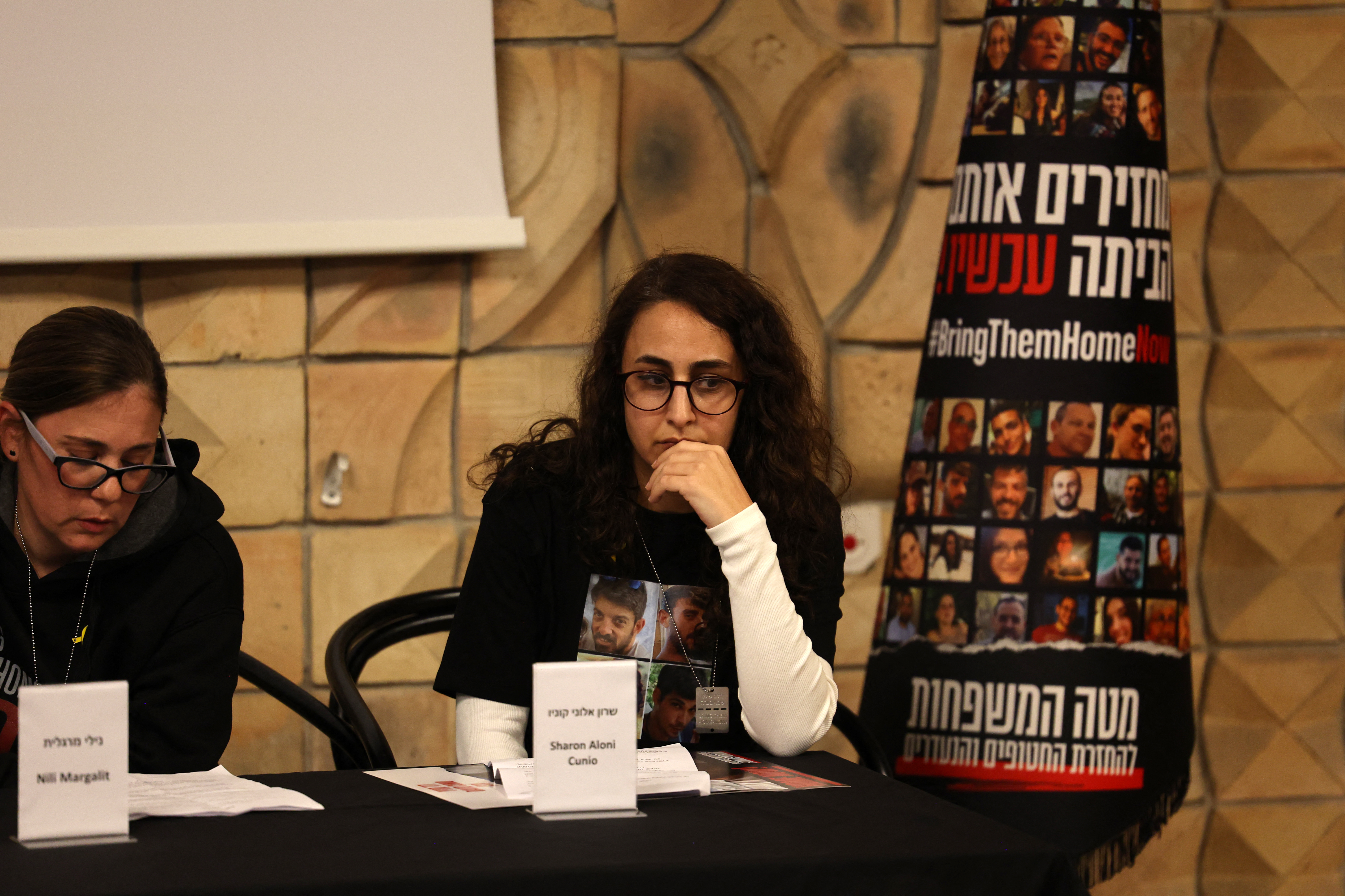 Nili Margalit (à droite) et Sharon Aloni Cunio, une autre ancienne otage du Hamas, lors d'une conférence de presse à Tel Aviv le 7 février dernier. AFP/Ahmad Gharabli