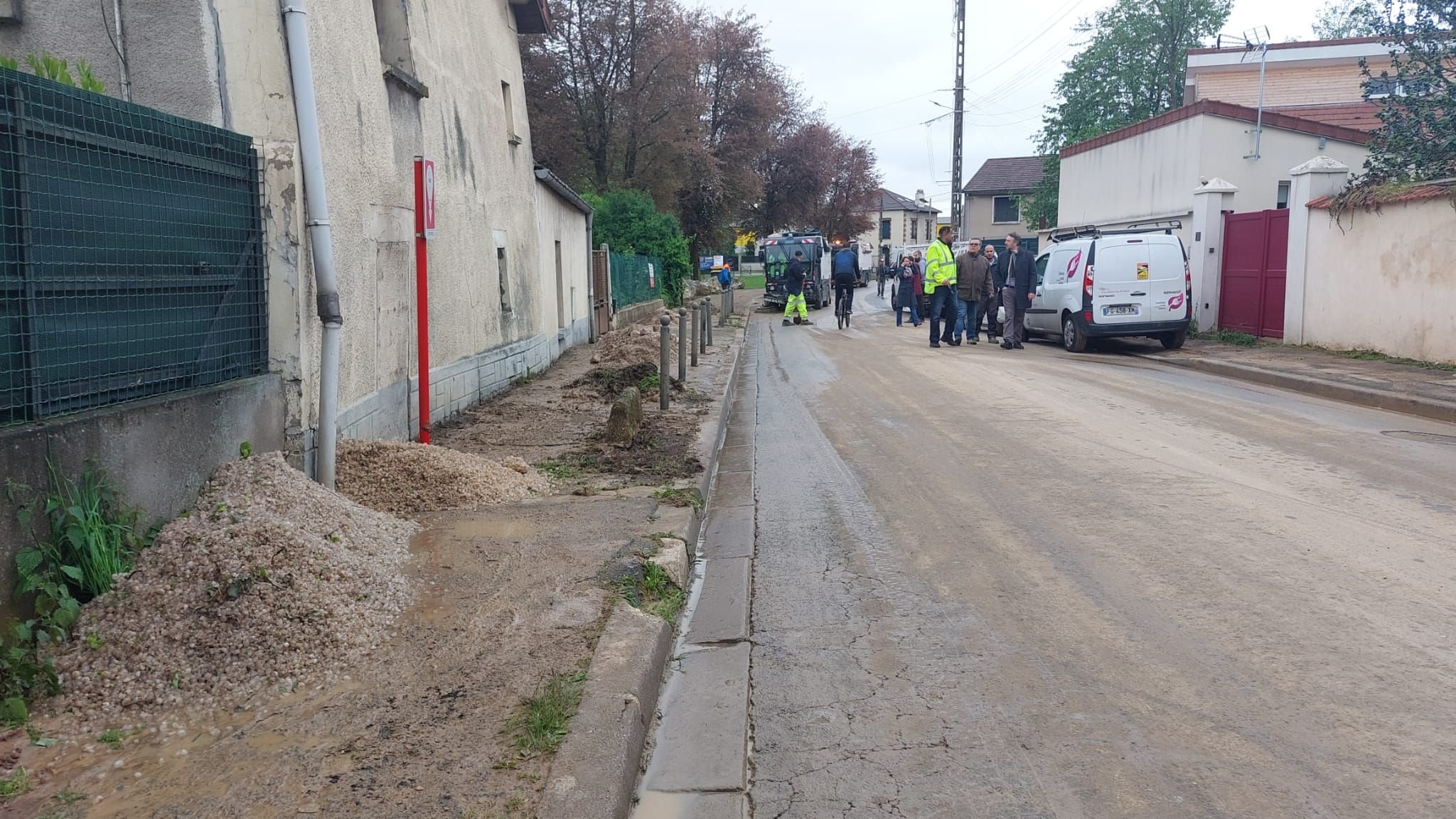Tremblay-en-France (Seine-Saint-Denis), ce jeudi matin. Dans la nuit du 1er mai au 2 mai, la Route de Roissy a subi une coulée de boue, suite aux orages.
LP/Elsa Marnette