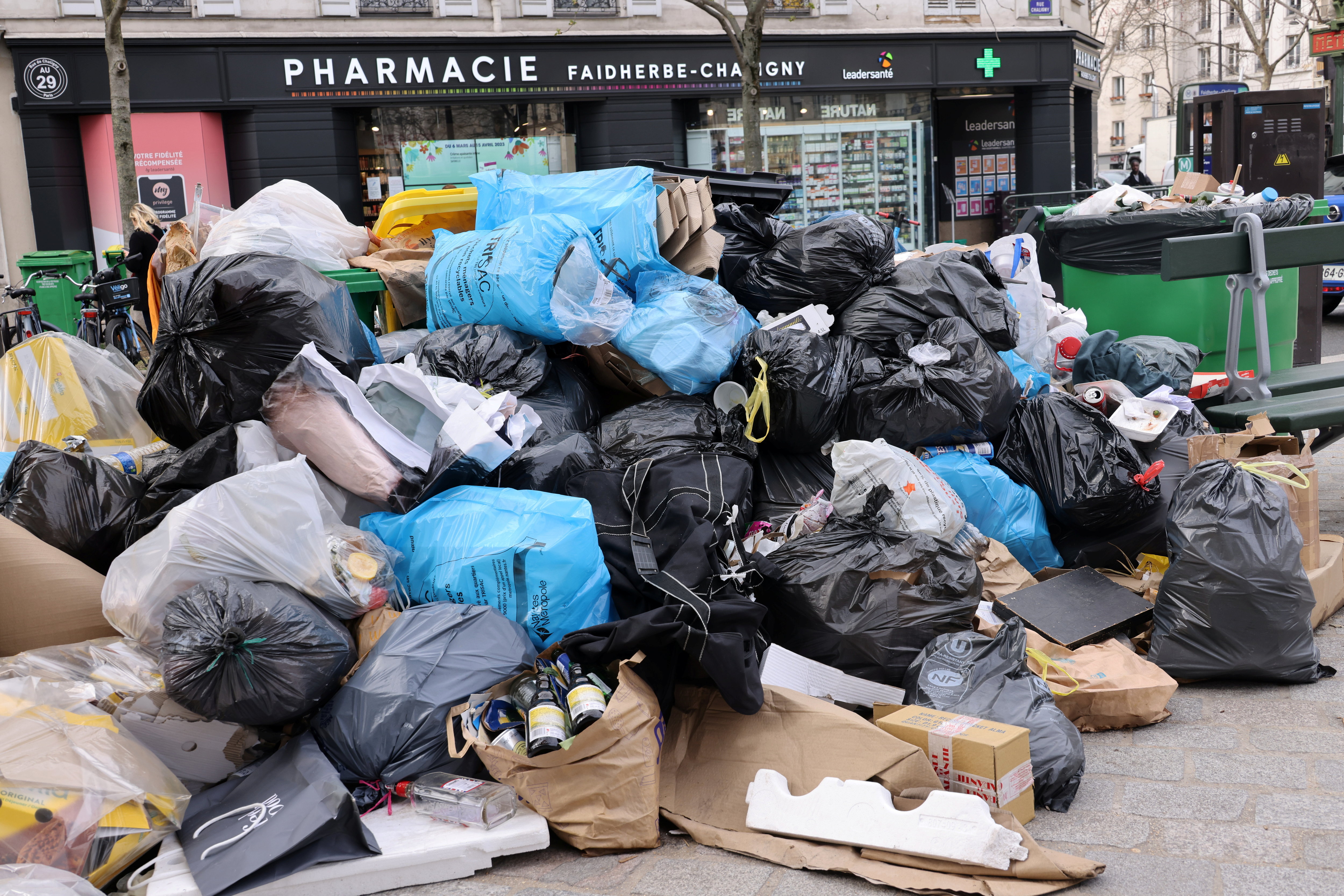 Paris (XIIe), le 23 mars. 9 600 tonnes de déchets s'accumulent encore dans la capitale, a annoncé la mairie ce jeudi. LP/Delphine Goldsztejn