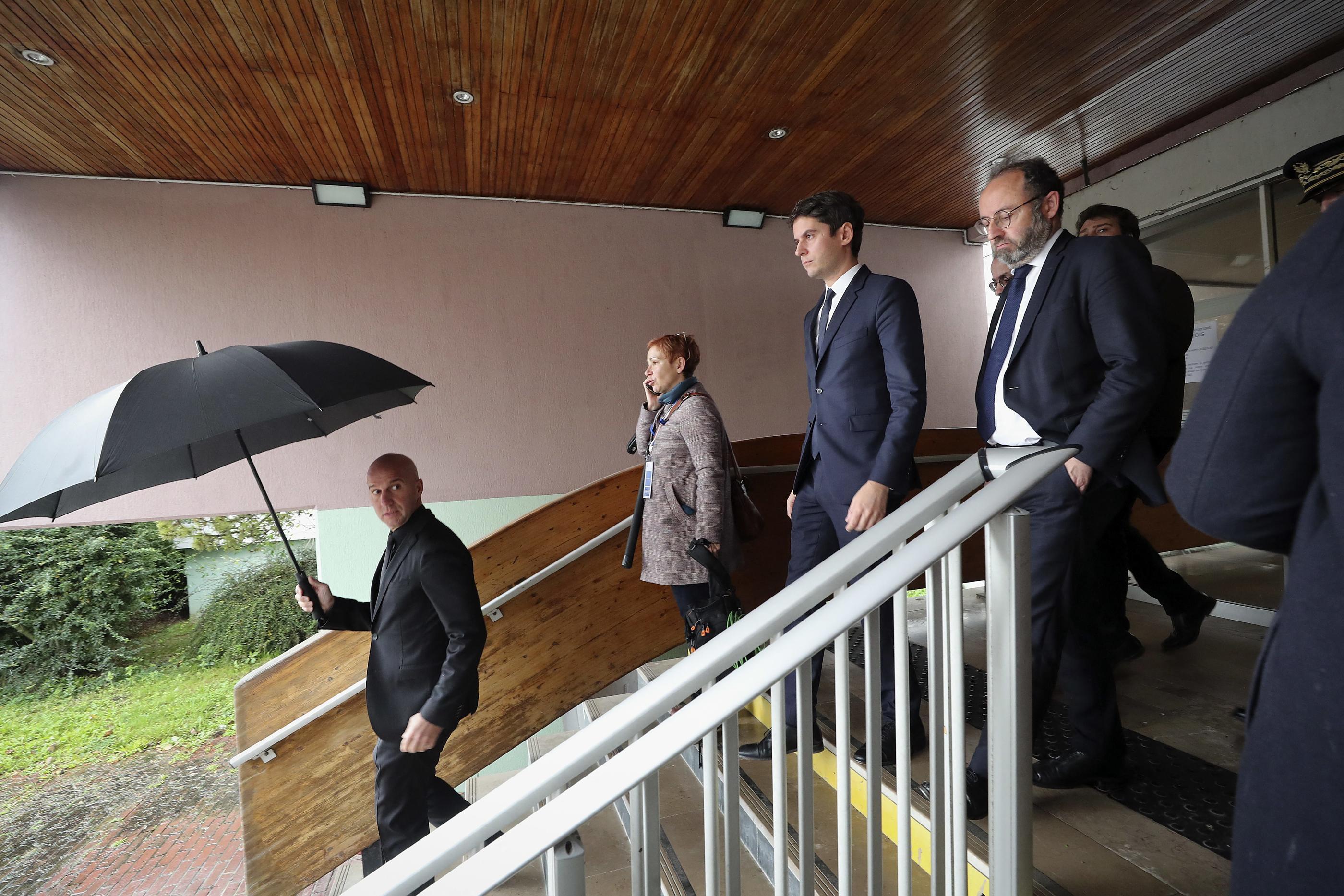 Le ministre délégué aux Comptes publics Gabriel Attal s'est entretenu ce mardi pendant près d'une heure à Arras avec les collègues de l'inspecteur principal des finances publiques, tué lundi soir lors d'un contrôle à Bullecourt (Pas-de-Calais). PhotoPQR/La Voix du Nord/Séverine Courbe