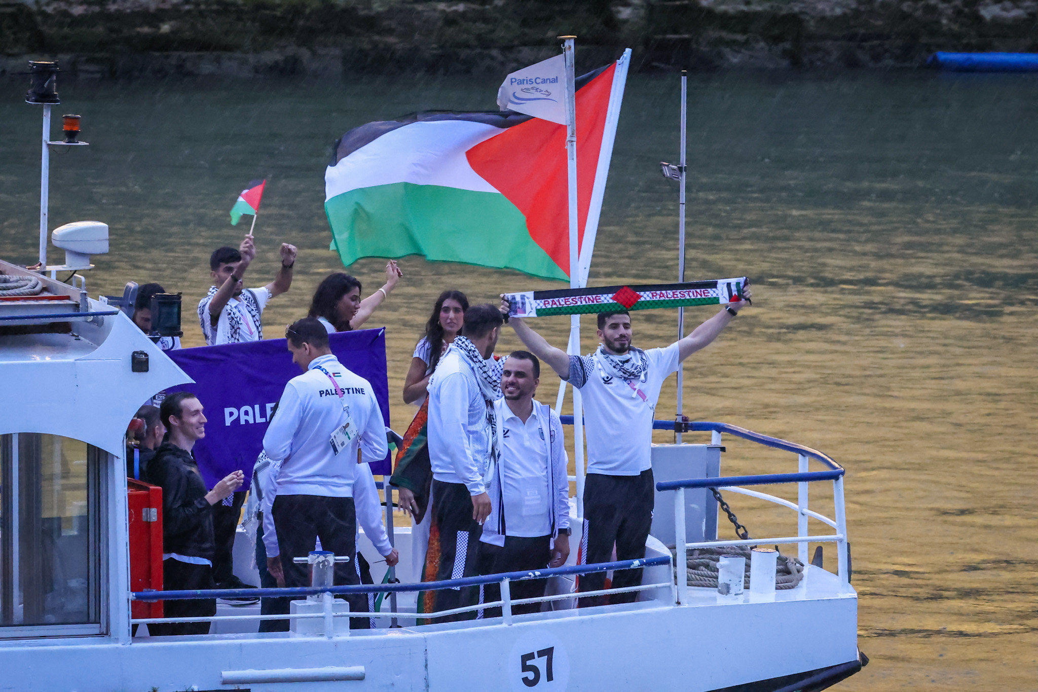 La délégation de la Palestine, lors de la cérémonie d'ouverture des Jeux olympiques de Paris 2024 sur la Seine. LP/Frédéric Dugit