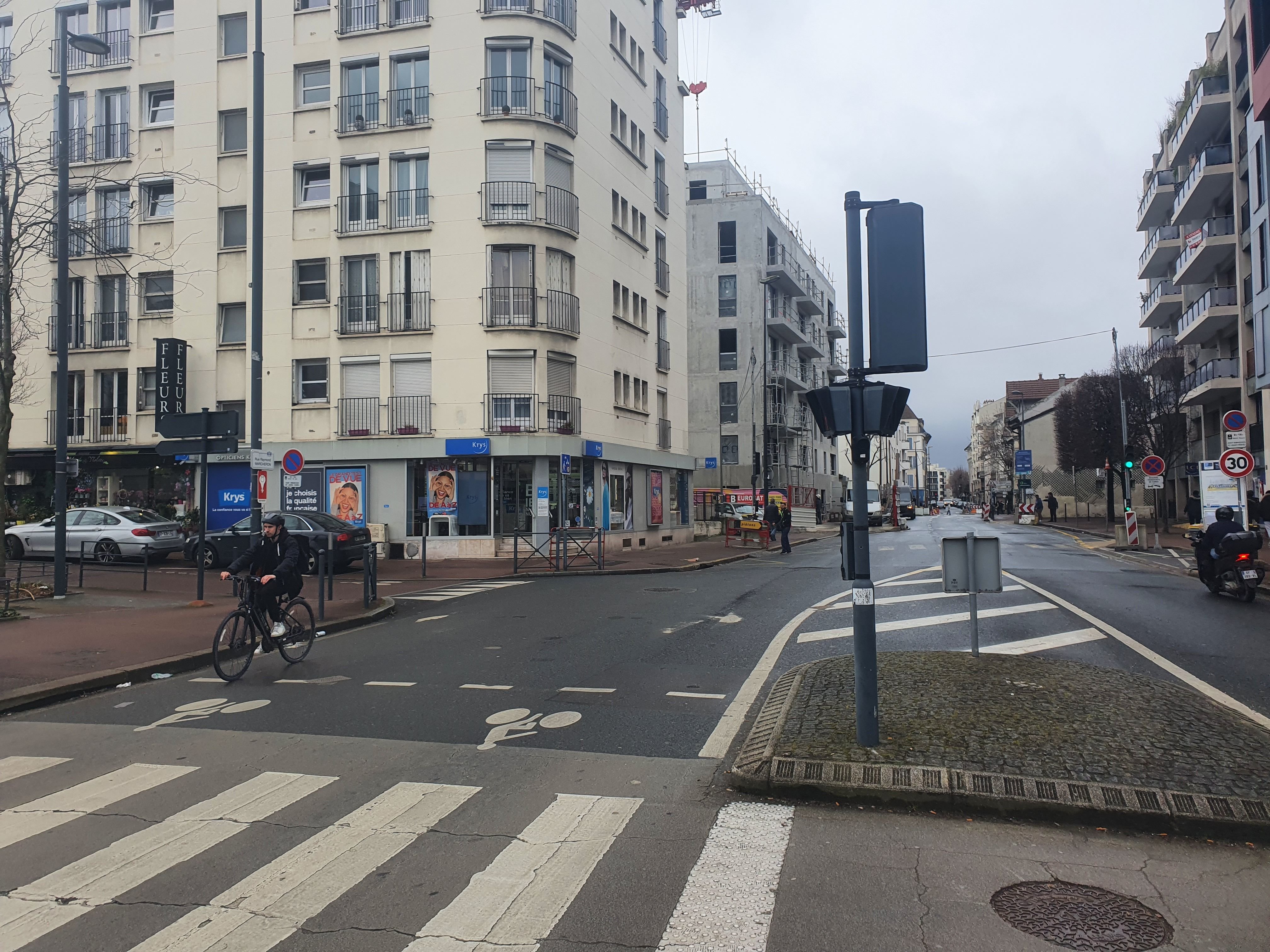 Vanves (Hauts-de-Seine), mercredi 14 février. Les seuls aménagements cyclables sur la rue Marcheron sont ces sas vélo au niveau des feux tricolores. LP/C.B.
