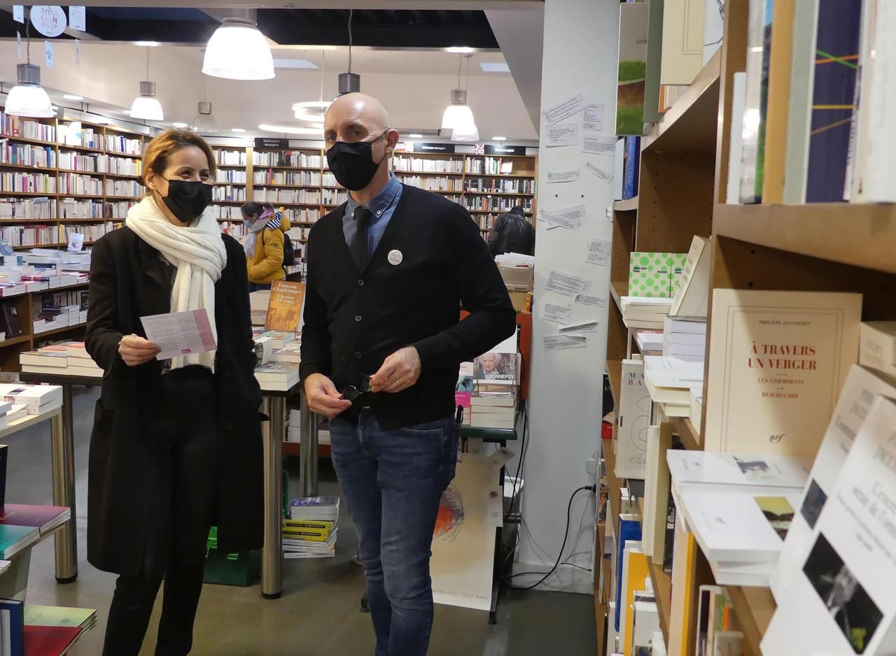 <b></b> Vincennes, jeudi 18 mars. La sous-préfète Faouzia Fekiri est venue à la librairie Millepages qui va bénéficier d’une aide 92 000 euros via France Relance.