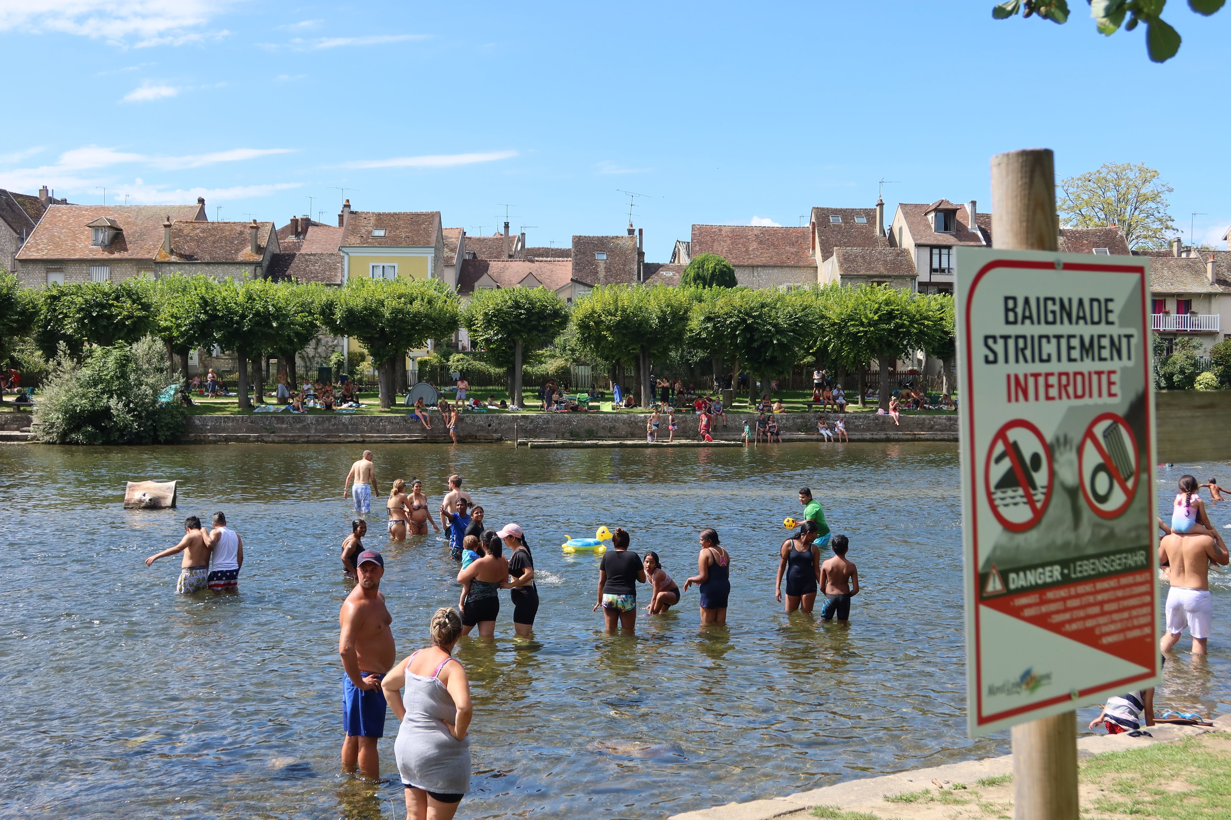 Moret-sur-Loing (Seine-et-Marne), 20 août 2023 : selon un arrêté municipal du 16 juin 2022, la baignade et les plongeons sont interdits dans un périmètre de 75 mètres en amont et en aval du pont, ainsi que les sauts et plongeons du pont. LP/Sophie Bordier