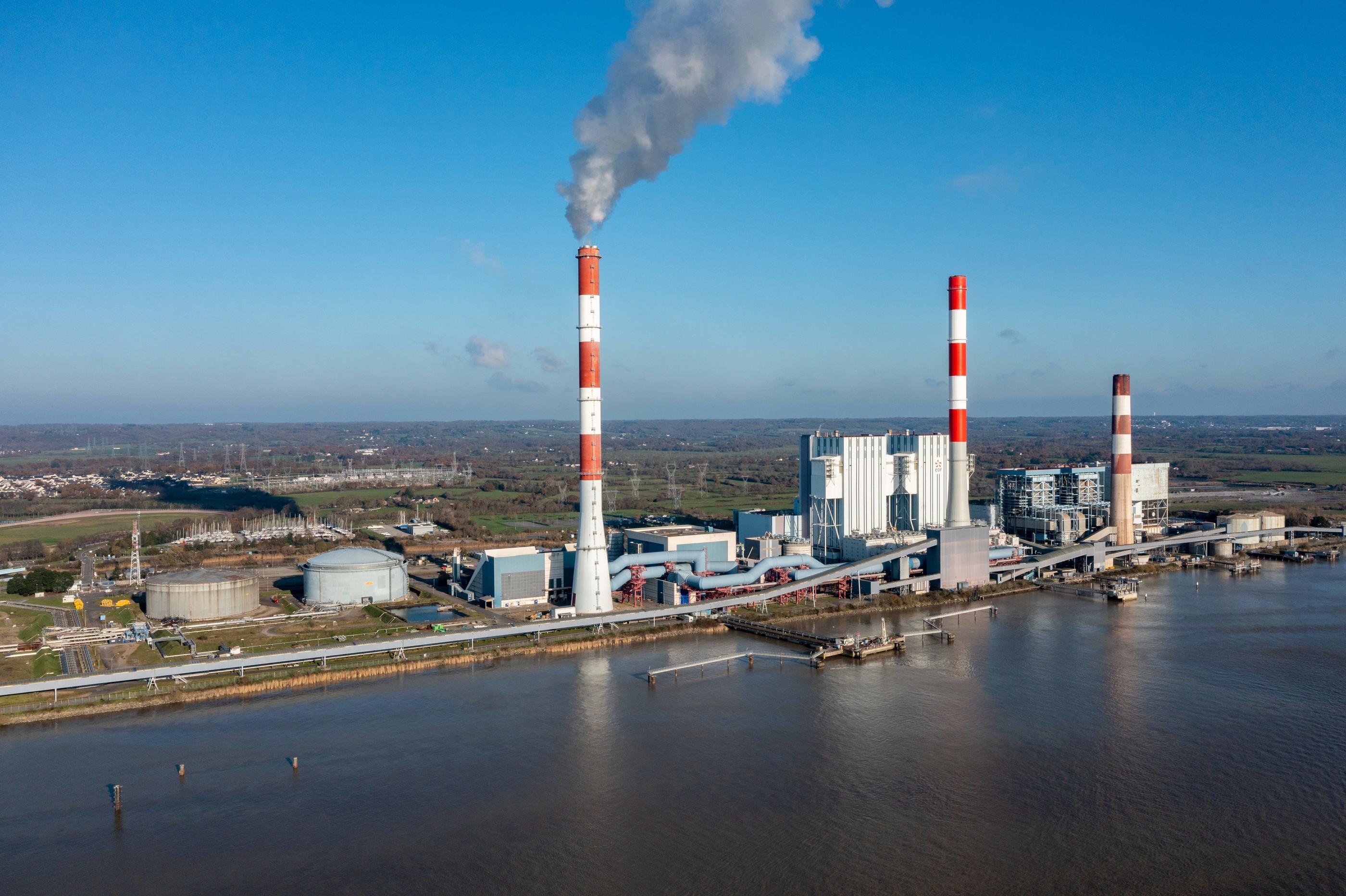 Emmanuel Macron a annoncé la conversion des dernières centrales à charbon françaises (comme ici à Cordemais, dans le Loire-Atlantique) à un mode de combustion utilisant la biomasse. PhotoPQR/«Ouest-France»/Franck Dubray