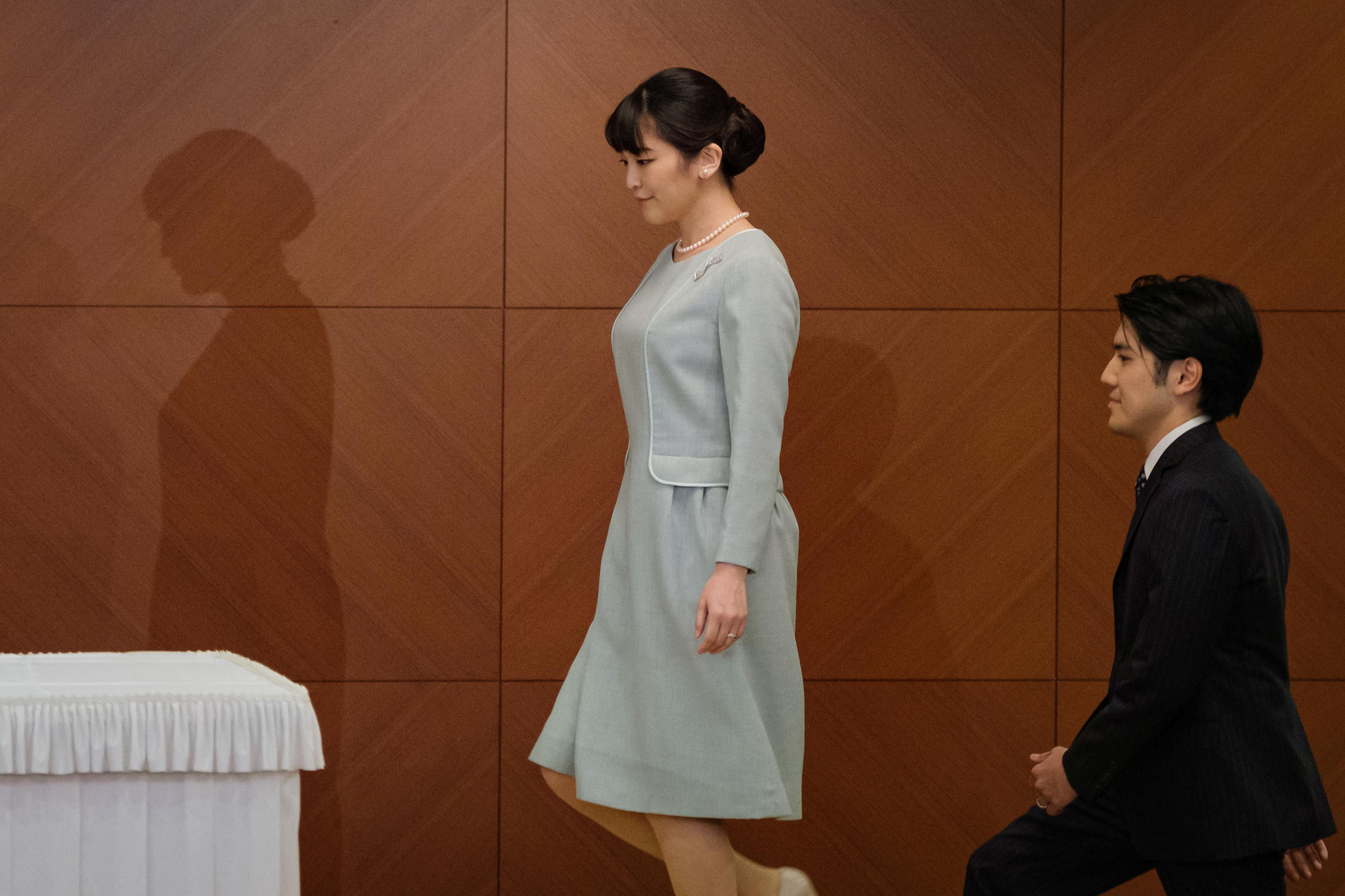 Tokyo, Japon, le 26 octobre 2021. La princesse Mako et son mari Kei Komuro arrivent à une conférence de presse pour annoncer l'enregistrement de leur mariage. Nicolas Datiche/REUTERS