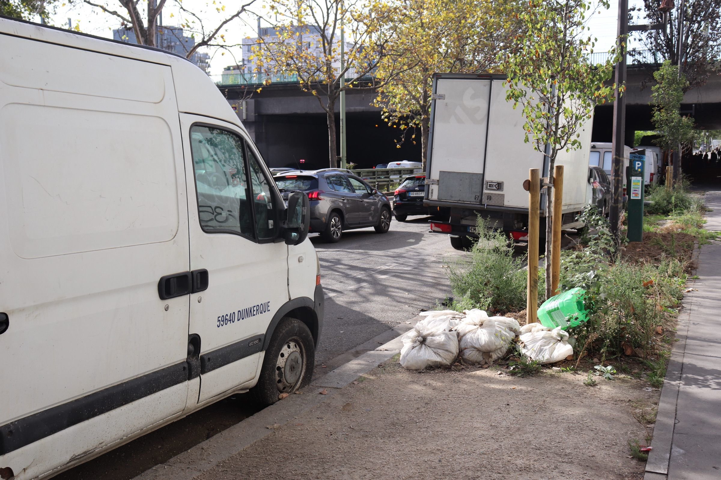 Boulevard Douaumont, à cheval entre Paris et Clichy (Hauts-de-Seine), l'entretien de la voirie est à la charge de Paris. Mais la collecte des déchets n'est pas faite régulièrement. LP/Marion Floch