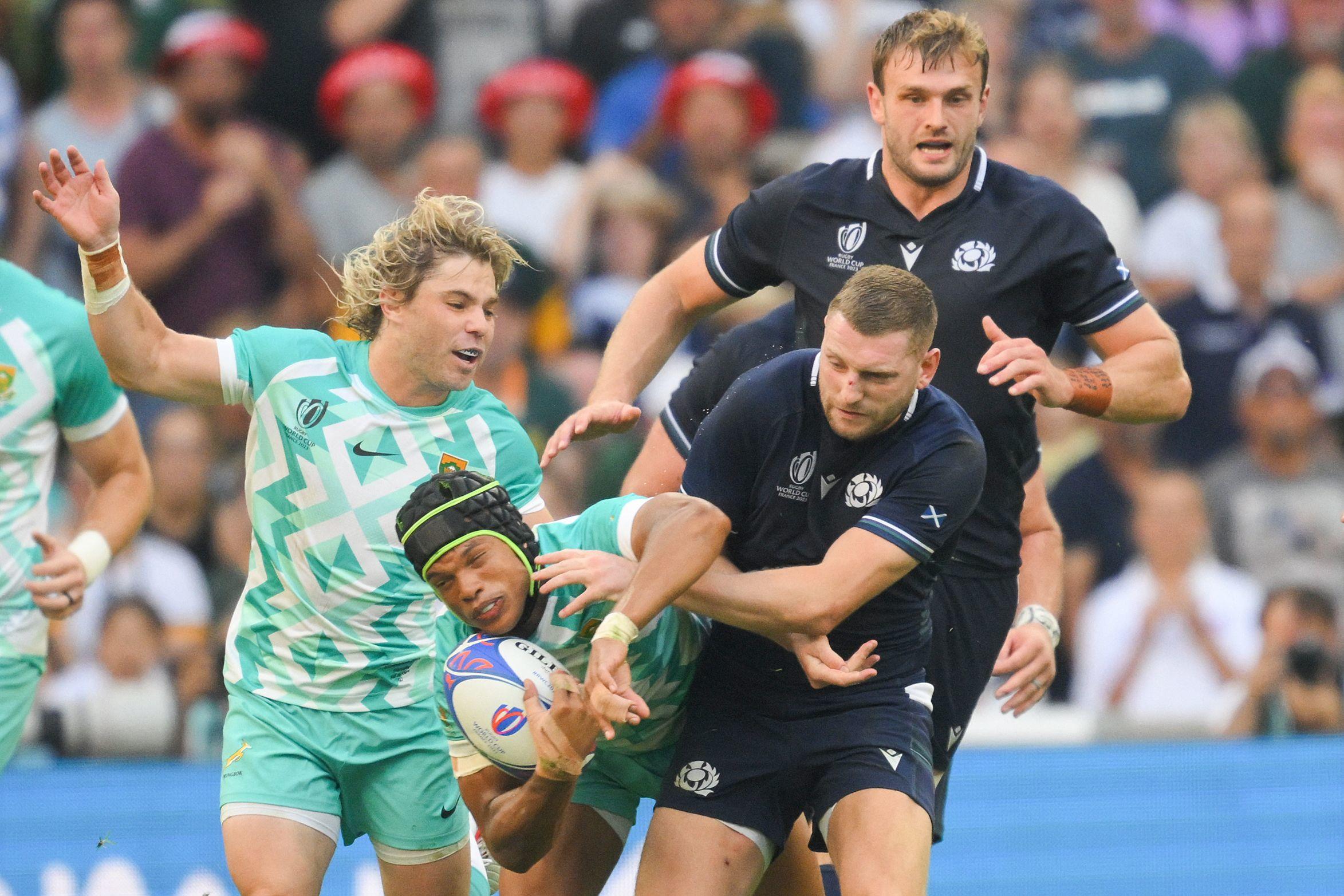 Les Springboks ont été impressionnants, à l'image de leur ailier Kurt-Lee Arendse (ici devant Finn Russell), auteur du 2e essai de l'Afrique du Sud. AFP/Nicolas Tucat