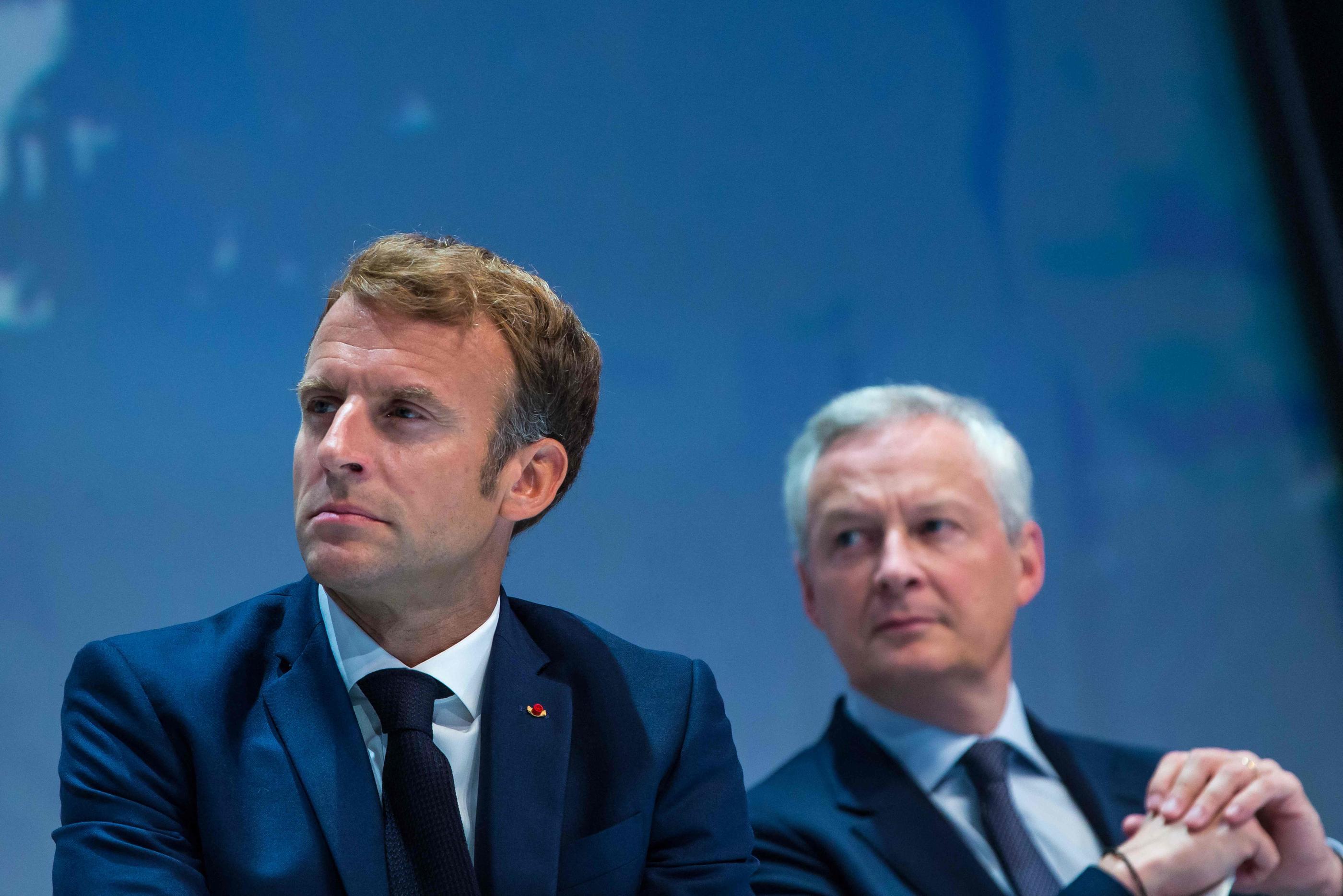 Standard & Poor’s pourrait abaisser la note de la France (« AA, avec perspective négative » actuellement), au grand dam d'Emmanuel Macron et Bruno Le Maire (ici, en setepmbre 2021). AFP/Pool/Christophe Petit Tesson