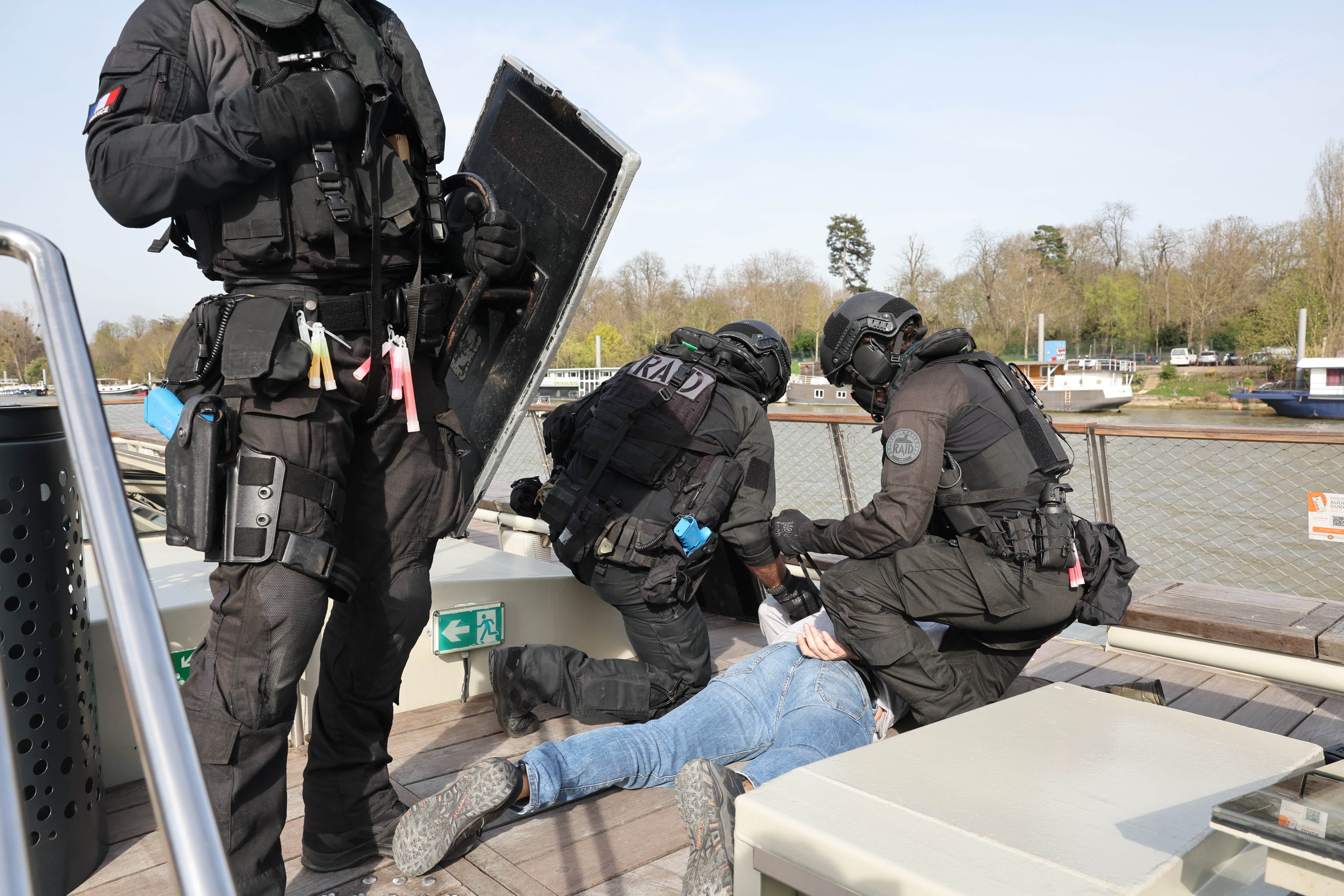 Des policiers du Raid immobilisent un homme dans le cadre de leur exercice sur la Seine, organisé jeudi après-midi. LP/Arnaud Journois