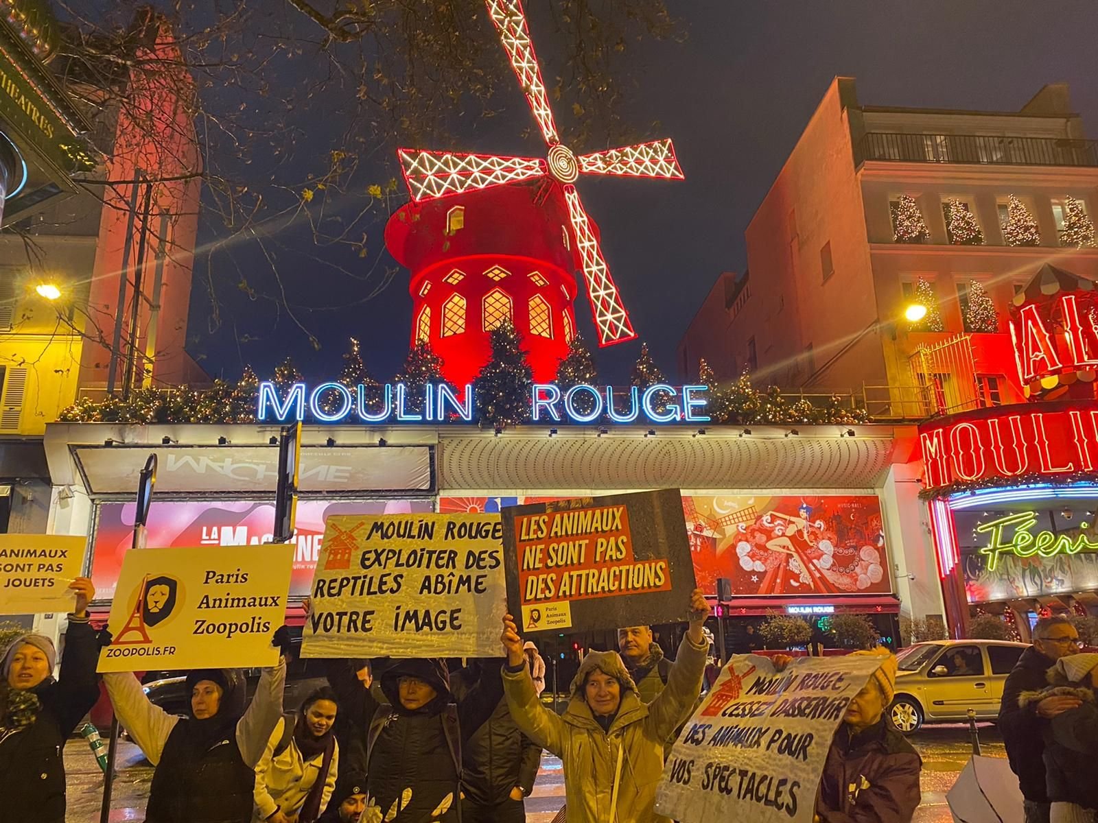 Paris (XVIIIe), décembre 2022. Une dizaine de militants de l'association PAZ ont manifesté devant le Moulin-Rouge pour réclamer la fin de l'utilisation de pythons dans un spectacle. LP/Léa Farges