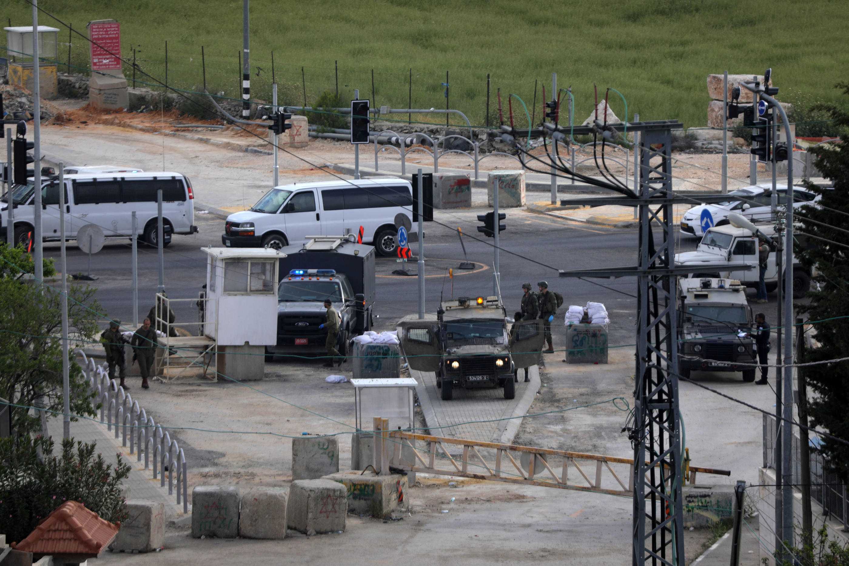 Des soldats israéliens aperçus à proximité de l'endroit où ont été tués deux adolescents palestiniens. Mamoun Wazwaz/Xinhua