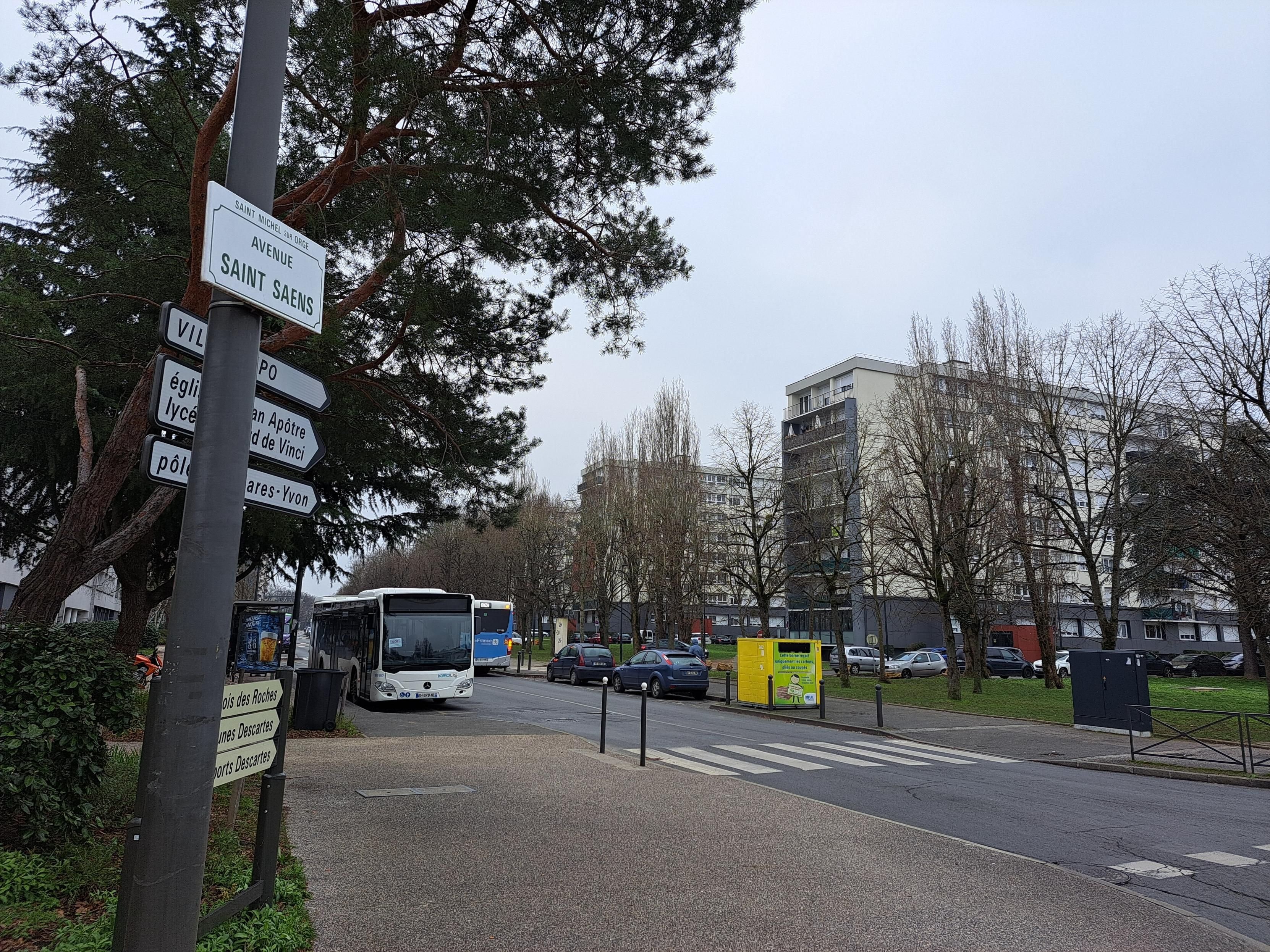 Saint-Michel-sur-Orge, ce 12 janvier 2024. La victime, 86 ans, a été retrouvée sans vie, dans son logement maculé de sang, avenue Saint-Saëns. Ph. LP/Th. D.